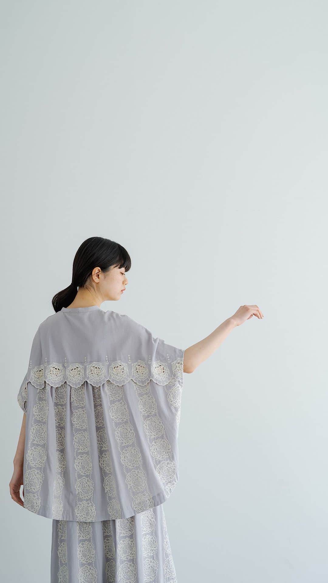 marbleSUD(マーブルシュッド) のインスタグラム：「2023 Mid Summer「鳥の巣」 STYLE SAMPLE  ①鳥の巣ストリングShirt¥23,100   コットンリネンコクーンPT¥16,500  ②鳥の巣カラーBlouse¥20,900   WashツイルテーパードPT¥15,400  ③鳥の巣チュニックShirt¥22,000   ライトツイルSideベルトPT¥16,500  ④Cool Cotton S/S TEE¥9,350   鳥の巣Skirt¥25,300」
