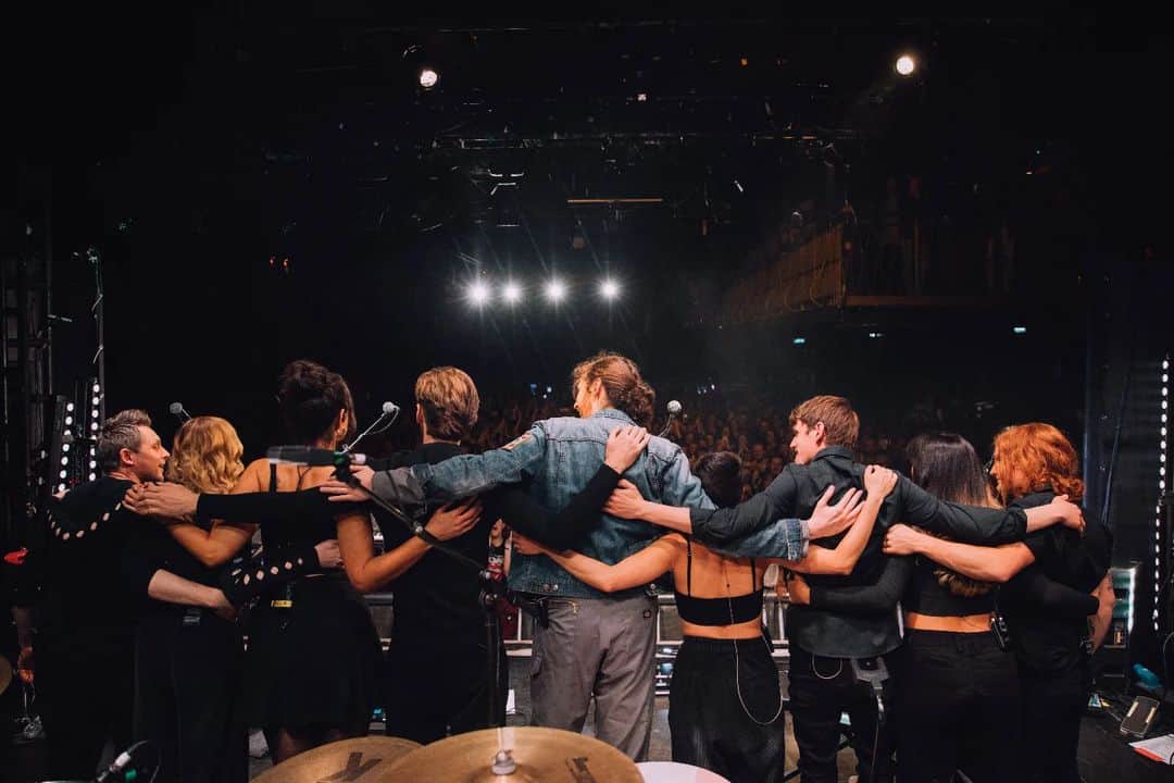 ホージアのインスタグラム：「London, it was very good to be back. Thanks for bringing that energy with you and making the last pop-up show of this leg a special one. The band and I had a lot of fun.  See you soon and enjoy the #AllThingsEnd video out at 12pm ET | 5pm BST today 🖤  📸 @christiantierney」