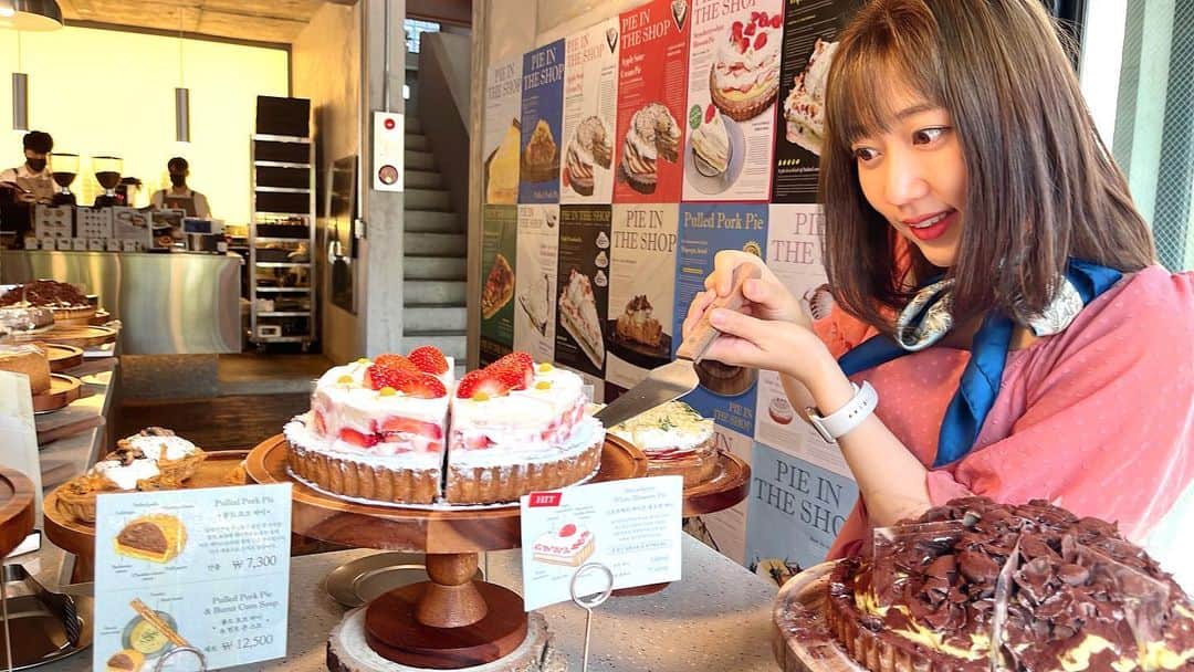 華音のインスタグラム：「きゃのん、初めて韓国やってきました〜！こっち来て色んなカルチャーショック(良い意味のw)を体験しています。例えば気温！日本ってだいぶあったかくなってきてるからそんなノリで夏服で来たら寒すぎて目ん玉ころりんすっとんとんしました。  そんな今日は韓国でもナチュラル可愛いおしゃんなお店に行きました。途中でドリンクをトレーいっぱいにスパークしてさ....(店員さん新しいのに変えてくれたwww すみませんでした土下座) 白目剥いたところから始まったけどなんで韓国ってこんな可愛いで溢れてるんや...  あと一人でこの量を食べるとね、最後フードファイターみ出たよね🤤🫶でもペロリと全部いっったうくらいに美味しくてスイーツは別腹だって言われる理由がわかったよ。さすがご飯こだわりの国、激んまでした！ 特にピーナッツバターのドリンクとピスタチオドリンクが美味しかったわ。ケーキはさっぱり派ならりんごパイ、クリーム苺好きなら苺パイ、和と洋のスイーツ好きならあずきのパイ！！んまんまやった〜🤤韓国行ったら是非行って欲しい！  しかし、お腹たぷたぷで夜はご飯抜きやな🤤   #お腹たぷたぷ  #pieintheshop  #seoul」