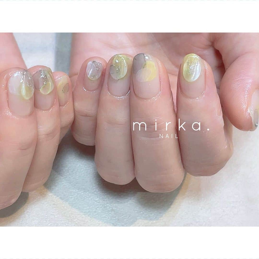 mirka. NAIL(ミルカネイル)のインスタグラム：「⁡ ⁡ 　 インクアート⠜ ⁡ ⁡ ⁡ #mirkaおまかせネイル ………………………………………………………… ⁡ ご予約、お問い合わせは LINE ID⇒ @mirka.nail (@含む)まで。 ⁡ ご新規様はハイライトの「ご案内」と「ご予約方法」を必ずお読みいただいてからご予約くださいますようお願いいたします。 空き状況や詳細はLINEの投稿からご確認ください。 ⁡ ⁡ ⁡ ⁡ #mirkanail#nails#nail#nailart#naildesign #ショートネイル#ネイルアート#ネイルデザイン#ネイル#大人ネイル#シンプルネイル#オフィスネイル#ニュアンスネイル#ナチュラルネイル#カジュアルネイル#ショートネイルデザイン#美甲#春ネイル#春ネイル2023 #プライベートサロン#プライベートネイルサロン#東京ネイルサロン#東京ネイル#江東区ネイルサロン#森下#清澄白河 ⁡」