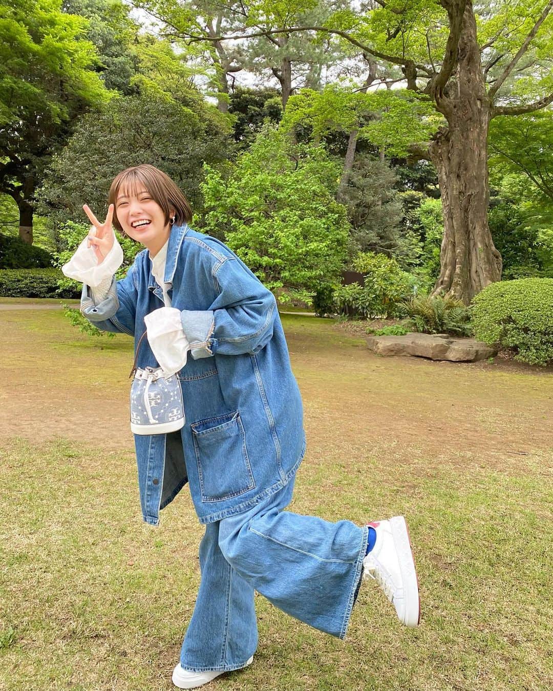 工藤美桜さんのインスタグラム写真 - (工藤美桜Instagram)「ピクニックした日の工藤 新緑が綺麗な時期に緑に囲まれてリフレッシュしました🌱🍀 #ToryBurch #トリーバーチ #Tmonogram #レディーバグスニーカー　#PR」4月27日 18時10分 - mmio_kudo