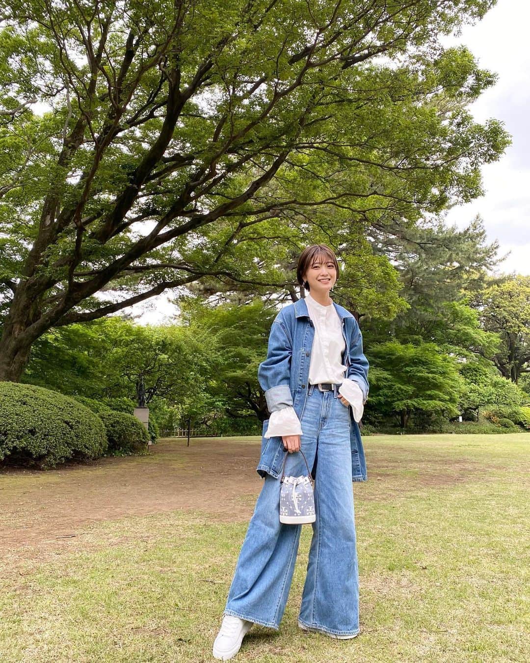 工藤美桜さんのインスタグラム写真 - (工藤美桜Instagram)「ピクニックした日の工藤 新緑が綺麗な時期に緑に囲まれてリフレッシュしました🌱🍀 #ToryBurch #トリーバーチ #Tmonogram #レディーバグスニーカー　#PR」4月27日 18時10分 - mmio_kudo