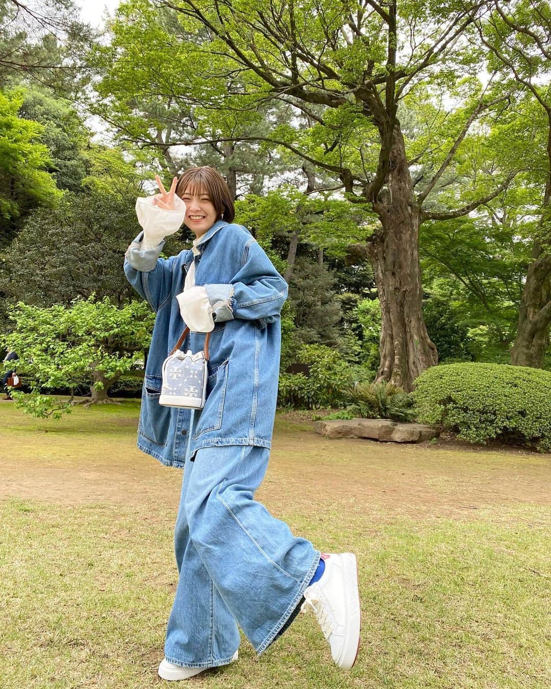 工藤美桜さんのインスタグラム写真 - (工藤美桜Instagram)「ピクニックした日の工藤 新緑が綺麗な時期に緑に囲まれてリフレッシュしました🌱🍀 #ToryBurch #トリーバーチ #Tmonogram #レディーバグスニーカー　#PR」4月27日 18時10分 - mmio_kudo