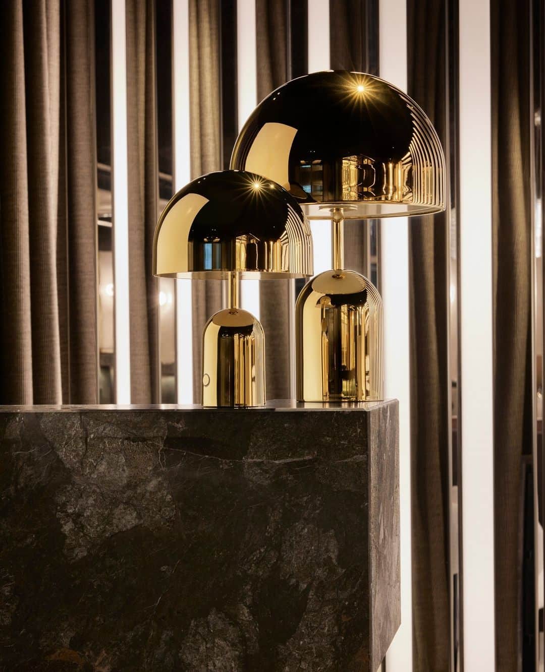 トム ディクソンのインスタグラム：「A continuation of our obsession with mirrored surfaces and exploration into the super-shiny, the hyper polished mirrored and reflective surface allows BELL to take on the tone and characteristics of its surrounding area, giving our new PORTABLE lights a whole new meaning to adaptability. ⁠ ⁠ @designresearchstudio⁠ @peer_lindgreen⁠ @silverleaf_bar」