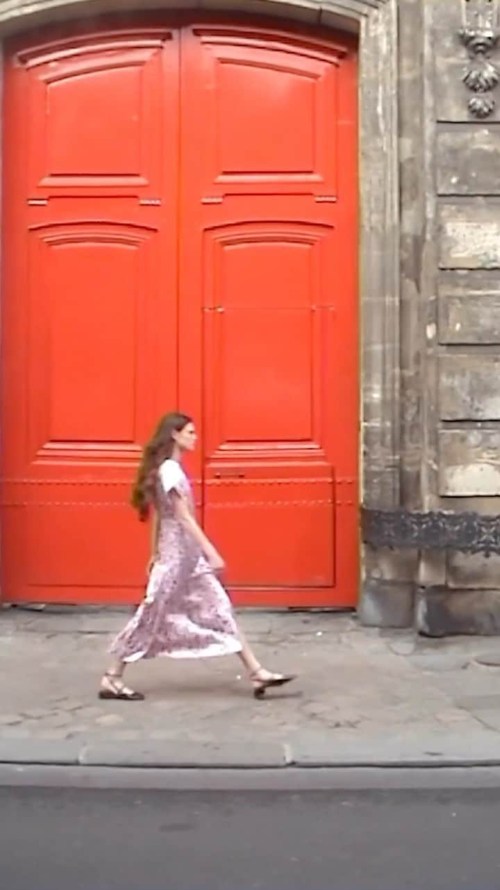 バウム ウンド ヘルガーデンのインスタグラム：「Walking through the streets of Paris with @mady_thompson  #BaumFamily #BaumundPferdgarten」