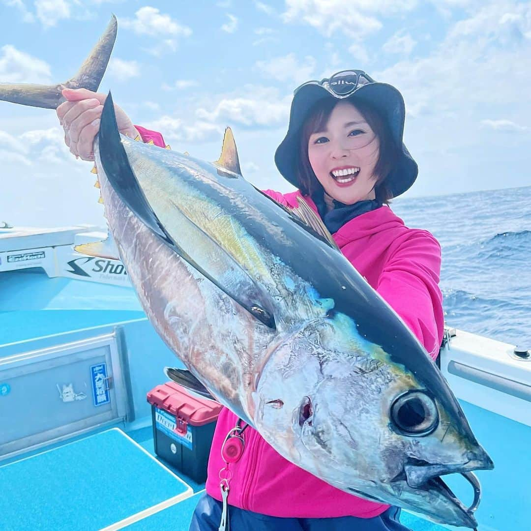 井上直美さんのインスタグラム写真 - (井上直美Instagram)「久米島最終日☆ 本命には出会えなかったけど美味しいメバチマグロが釣れてくれました。 今回の反省を活かして次は準備をしっかりしてリベンジに挑むぜよ♡キハダ待っててね〜。  　#久米島　#スロージギング　#メバチマグロ」4月27日 18時15分 - naochingyo