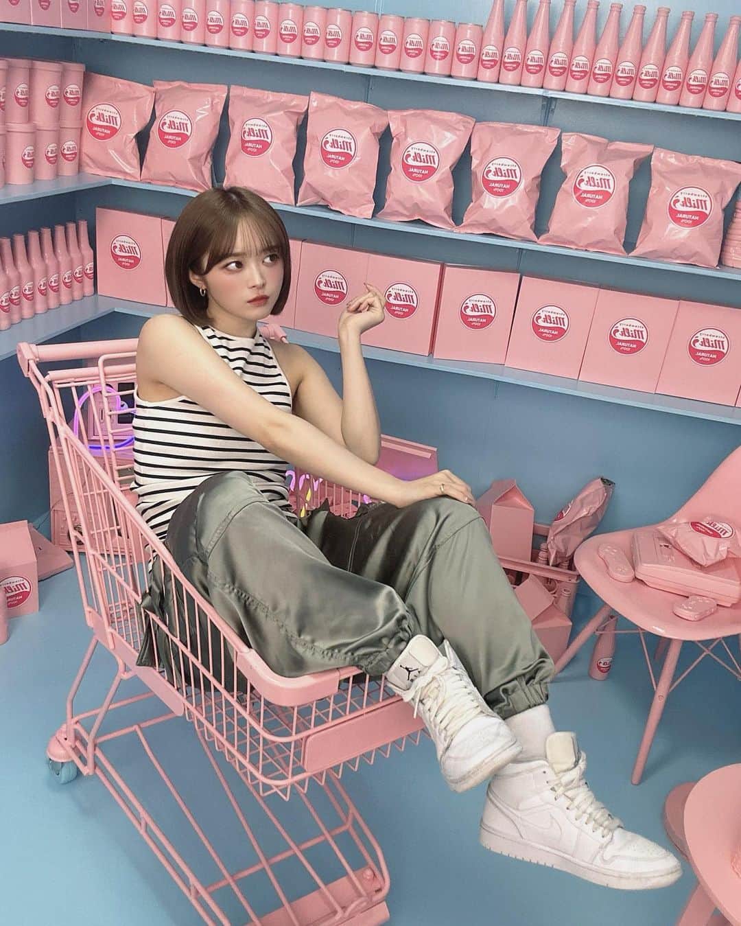 優希クロエさんのインスタグラム写真 - (優希クロエInstagram)「#model  #夏コーデ  #カーゴパンツ #jordan  #スニーカー女子  #sneakers #ootd #海外ファッション  #夏コーデ  #ボブ  #ショートボブ」4月27日 18時23分 - chloe1225yu_ki