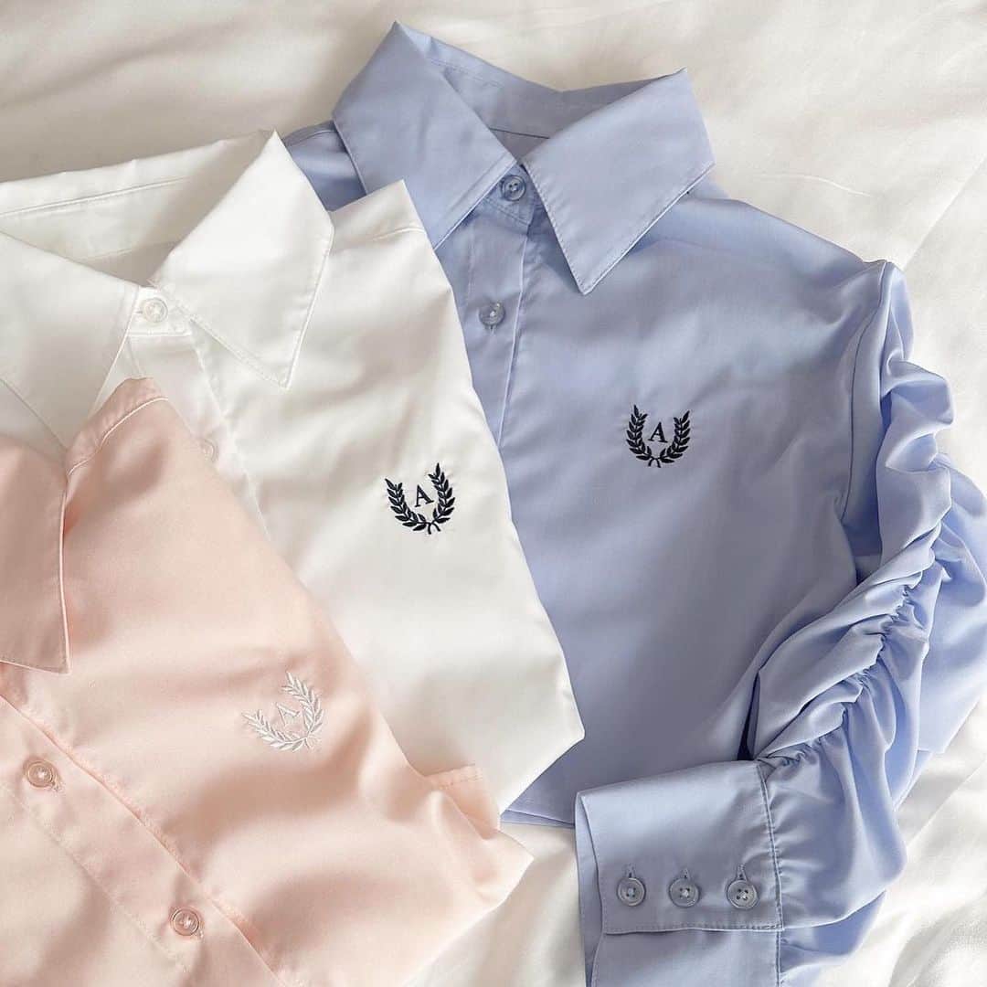 apres jour(アプレジュール) さんのインスタグラム写真 - (apres jour(アプレジュール) Instagram)「【new arrival💌】4/27〜 ⁡ ⁡ 　 袖コンシャスデザインが目を惹くショート丈のシャツ。 長めのカフスでメリハリのあるシルエットになり すっきりとした着こなしが叶います✨ 胸元の刺繍デザインもポイントです♪ ⁡ ショート丈のため、 脚長効果やスタイルアップ効果が抜群◎ 　 ⁡ 　 #ドロストスリーブショートシャツ 商品番号🔎904189 サイズ…F XL ¥2,995(taxin) ⁡ 4/27(木)21:00〜 ⁡ ⁡ こちらの画像はインスタ用に加工しておりますので、カラーの雰囲気が実際の商品と異なる場合がございます。 商品ページにてカラーのご確認をお願い致します。 ⁡ #ZOZOでしか買えない #アプレジュール #アプレ」4月27日 18時18分 - apres_jour
