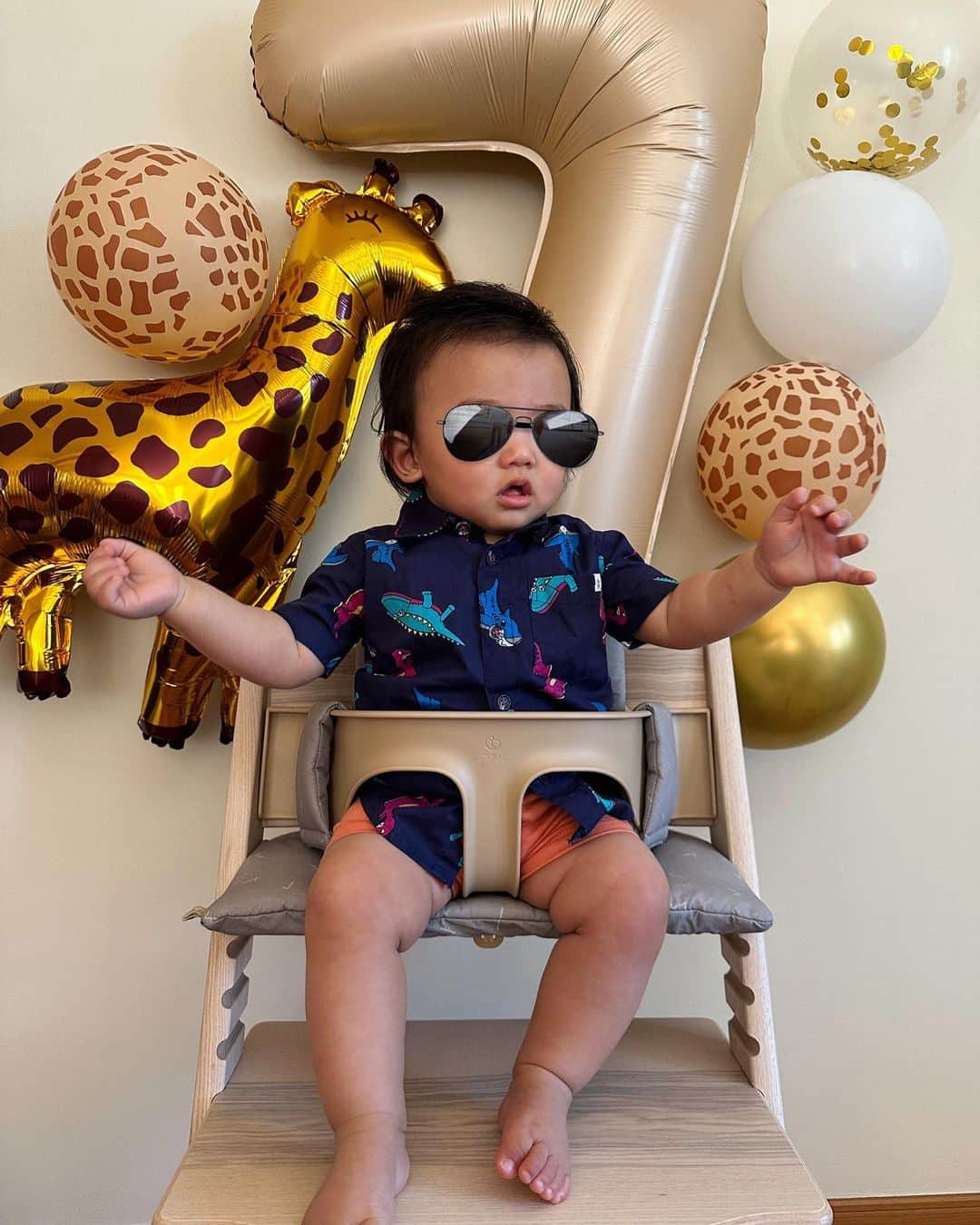 里海のインスタグラム：「7ヶ月おめでとう🎈🎈🦒 後ろの風船は 落ちたりくっ付けたり 大変です… リアルサングラス🕶️も 付けてみました！ プーちゃんおねぇさんも おねぇさん7ヶ月お疲れ様😊  #生後7ヶ月」