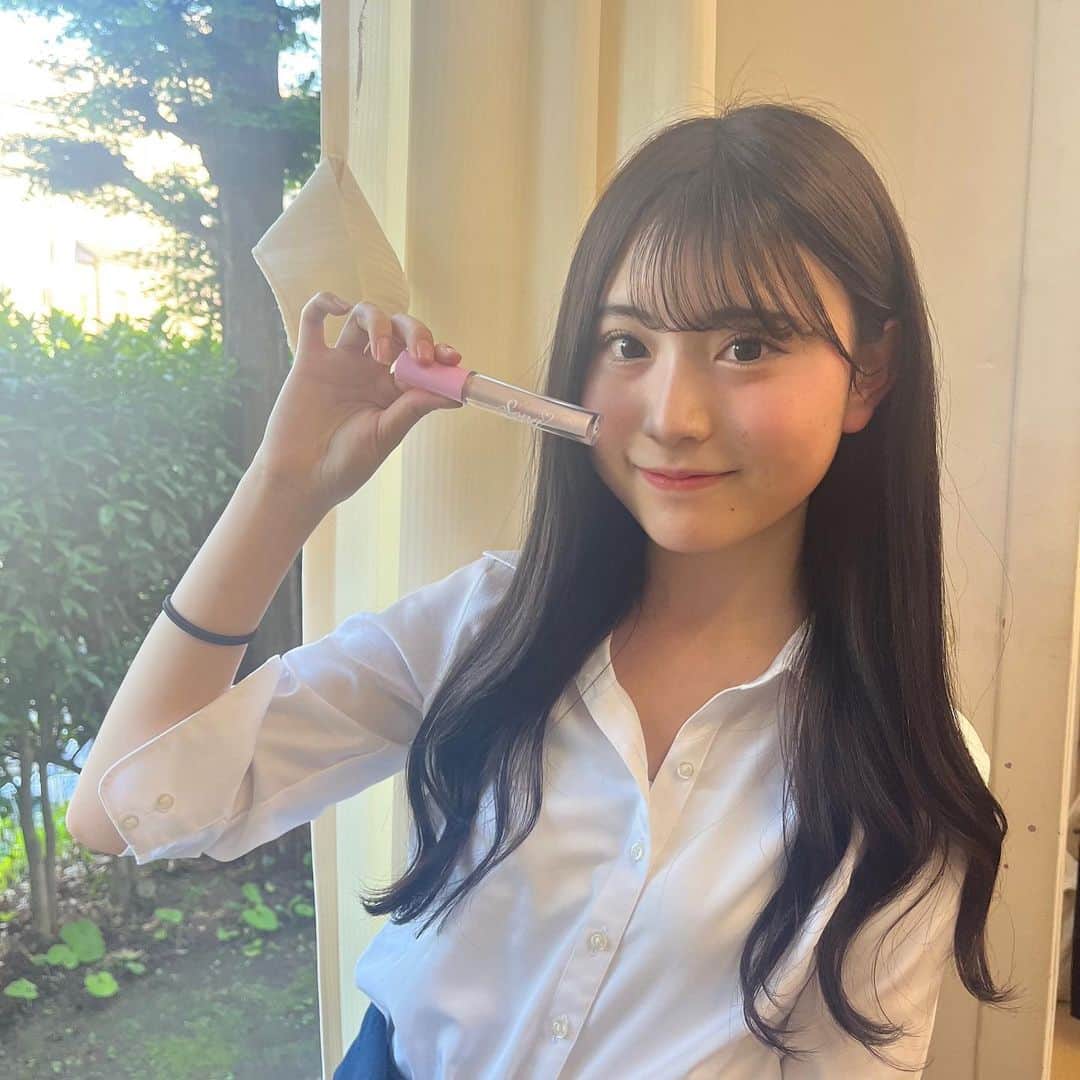 近藤藍月のインスタグラム：「ニコラ6月号の付録 SONA涙袋グリッター💘  細かいグリッターとパールがかわいい〜！ 涙袋以外にも、ハイライト･アイシャドウ･まつげに使うラメマスカラ風としても使えるよ🫶🏻  5月1日発売のニコラ6月号是非チェックしてね〜！  #ニコラ#nicola#SONA#ニコラ6月号付録#近藤藍月」