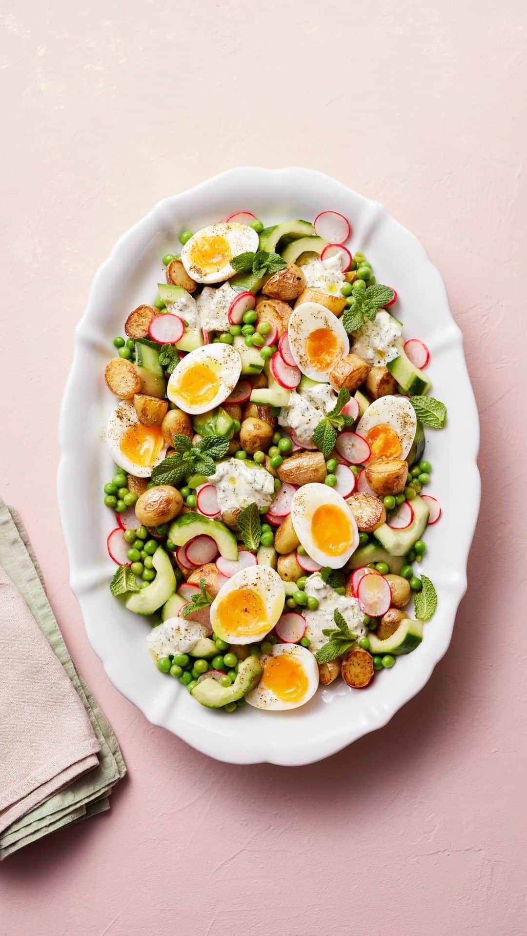 ジェイミー・オリヴァーのインスタグラム：「Potato salad season is upon us!! And do me and @tescofood have a delicious new recipe for you this year that will probably become one of your regulars over the spring and summer months!! I'm talking golden, crispy new potatoes, tangy pickle, perfectly boiled runny eggs, fresh mint yoghurt....yep I bet your mouths are watering now hahaha hit the link in my bio for the recipe and get all the ingredients you need from @tescofood   #AD #TescoAndJamie #PotatoSalad」