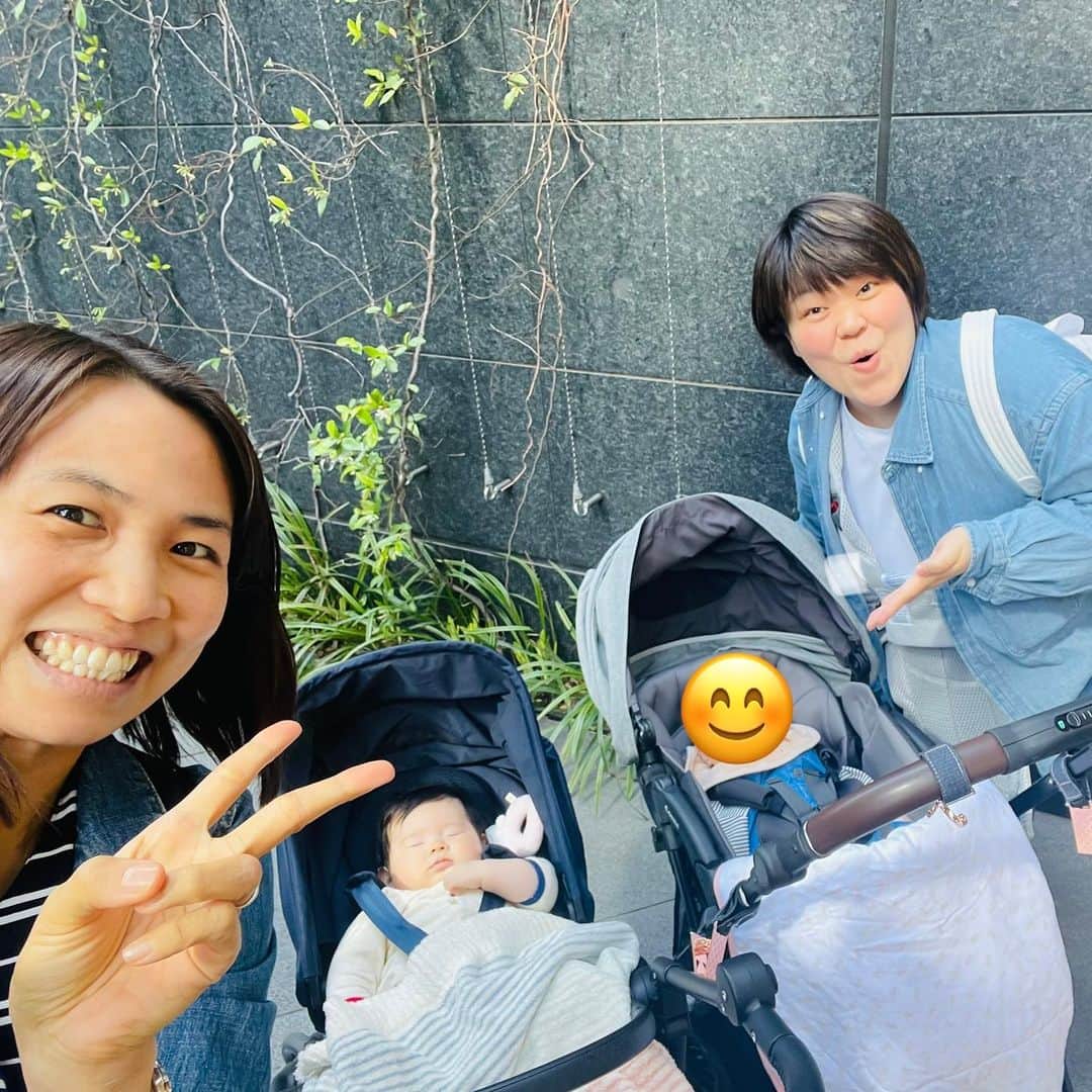 平野 早矢香さんのインスタグラム写真 - (平野 早矢香Instagram)「明日4月28日(金)は #テレビ朝日 #グッドモーニング #生出演です ・ 同級生アスリート、柔道の杉本美香ちゃんにやっと！✨会えました😍 2人ともロンドン銀🥈引退してからもずっと仲良しでやりとりも頻繁にしていたけど、会うのは…ま、ま、まさかっ！約1年ぶりとか〜😂😂😂 実は2人とも同じ時期に女の子を出産💕 奇跡だね〜✨と、お互いの子育てやお仕事の話であっという間に時間が過ぎました🤣 ・ 娘は普段なかなか見ない赤ちゃんを見てニコニコ👶いつかは子供達同士で遊べる日が来るのかなぁ〜なんて想像するだけで楽しみ🥰 お互いまだまだ大変なこともあるけど、楽しく子育てしていこうね〜！！😄 ・ ちなみに美香ちゃんは、私が想像していた通りのおおらかでニコニコ笑顔いっぱい😄素敵なお母さんになっていました☺️💕 ・ #同級生アスリート #杉本美香ちゃん #やっと会えた💕 #娘同士も #同い年👶 #奇跡✨ #バタバタで #すっぴんで行きました😀 #ランチも #以前の倍以上の時間がかかります #食べては抱っこ #ベビーカーを揺らして #揺れてたのは私の身体だけというw #突っ込まれました😂 #美香ちゃんとベビの写真撮る余裕なくてごめんw #場所も選ぶよね #今回は #ムスブ田町 #授乳室もあって #子連れには #最高の施設✨ #美香ちゃんは #優しく笑顔いっぱいの #逞しいお母さんになっていました☺️ #また会おうね🎵 #ありがとう😊😊😊」4月27日 18時23分 - sayakahirano0324