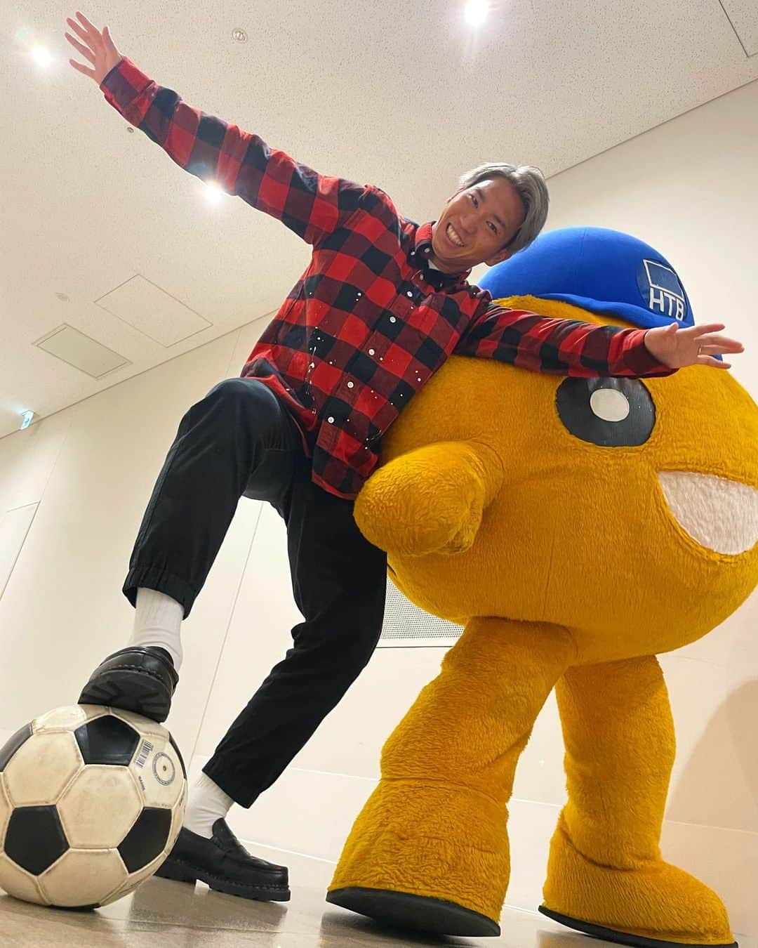 のインスタグラム：「【浅野選手ありがとオン⚽️】  先ほどイチオシ‼︎に北海道コンサドーレ札幌の浅野雄也選手が来てくれました！  番組出演後は、onちゃんとバチバチの競り合いも見せてくれましたよっ💪  明後日の四方田監督率いる横浜FC戦、そして5/3ホームの鹿島戦、応援しています！！❤️🖤⚽️  #北海道コンサドーレ札幌 #浅野雄也選手 #競り合い #左手の使い方 #うますぎ #イチオシ #HTB #onちゃん」