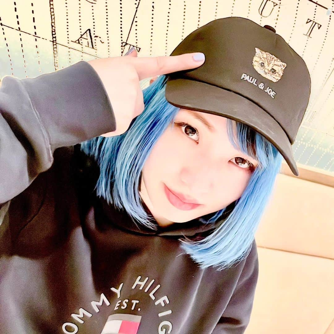 世羅りさのインスタグラム：「昨日の強風で帽子が飛んでいってしまったので新調しました🧢 可愛いの多すぎて3つも買ってしまった…！」