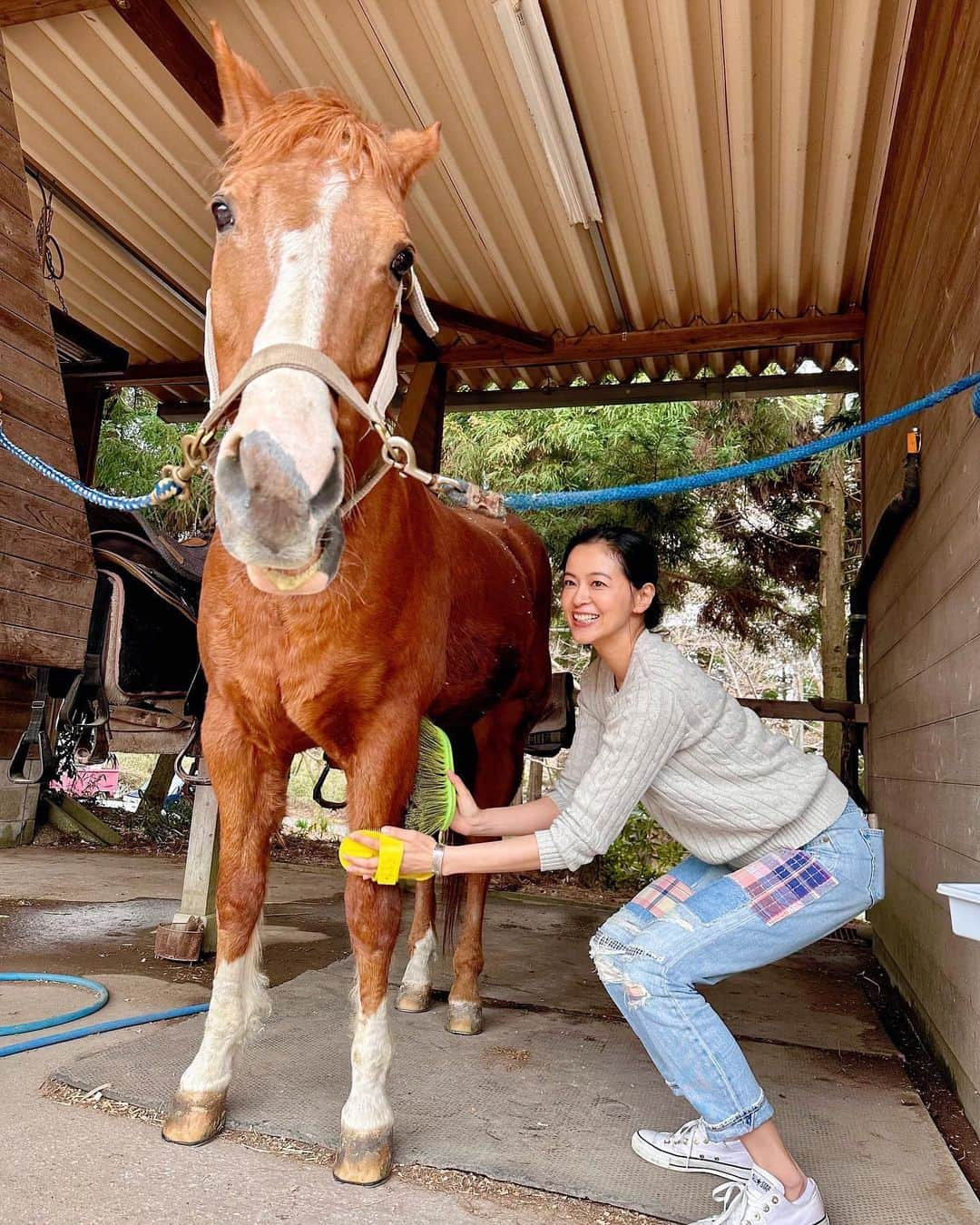 黒谷友香さんのインスタグラム写真 - (黒谷友香Instagram)「皆さん、こんばんは🤗 今日はお天気良くて🌞陽射しが強かったねぇ。紫外線が気になる季節になってきたぞ〜‼︎ っといっても、まだ寒暖差があったりするからねぇ、体調管理には気を付けないと！なので、今日はヨモちゃん、今日お灸をしました☺️  美ストがWEBで読めるようになったからお知らせ😉✨  自分自身を愛する「自愛」についてや、ライフスタイル、 心掛けていることなどのインタビューが載ってるヨ🌼 是非、チェックしてみてネ😊  https://be-story.jp/article/191084  https://be-story.jp/article/191087  #ralphlauren#poloralphlauren#乗馬#馬#東京#tokyo#sdgs#ログハウス#着物#ハーブ#地球温暖化#ガーデニング#LOVOT #ラボット#mediaid#diy#日本#日産 #nissan#EV#日産ariya#ai#大鵬薬品工業#バップフォーレディ#エビス#プレミアムケアハブラシ#いち瑠#黒谷友香」4月27日 18時26分 - tomoka_kurotani