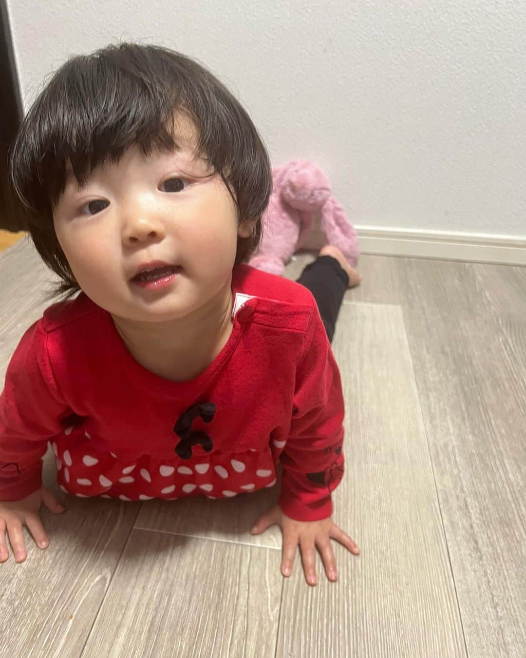 滝川りおのインスタグラム：「アザラシのポーズ🦭  #1歳 #1歳女の子」