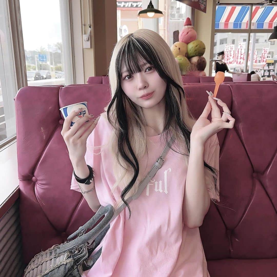 謝花南のインスタグラム：「🎵🩷 . . . . . . . . . #ロング #ロングヘア#ぱっつん前髪 #ハイトーン #インナーカラー #前髪インナー #フェイスフレーミング #ブラック #ストリート系女子 #サブカル女子 #y2kファッション #スニーカー女子 #コケットスタイル#舌ピ #へそピ #脚フェチ #裸眼メイク #メイク #クロミちゃん #ootd」