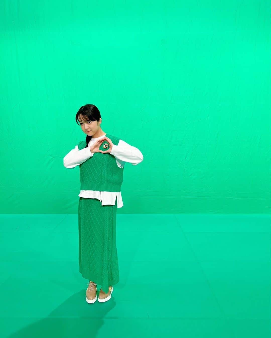 のインスタグラム：「TBSのSDGs大使に就任しました。  勉強をしているとよく、「はー」とか「ほー」とか息が漏れることがあります。すっと腑に落ちる説明に出会った時とか、思いもしない角度に視野が開けた時とか、全く関係ないと思っていた２つが急に繋がった時とか。この瞬間が私はすごく好きで、知るっていいなーと思います。そしてそれを人に話すことも、その過程で知識がどんどん脳に馴染んでいく感覚も好きです。  大使として、社会の一員として、たくさん「？」や「！」と出会いながら、感じたことを身体を通して言葉にしたり、行動に移したりしていきたいです。ぜひ一緒に勉強しましょう、よろしくお願いします！」