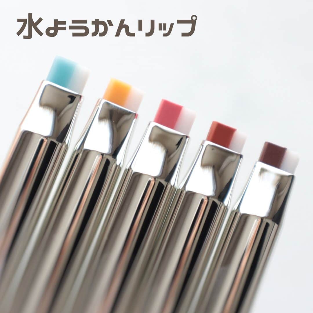 のインスタグラム：「. .  イプサの水ようかんリップ🫧  4月25日発売 ✔︎イプサ リップペンシル LE ¥3,960  水ようかんをイメージした 夏にでるイプサの限定リップ🩵  今年の水ようかんとか過去にもかき氷とか 日本らしい夏のひんやり感をイメージした リップで見た目も楽しいアイテム🍧✨  左側の色がついているところがティント層、 右のクリアな部分がトリートメント層で 唇をケアしながらティントリップを楽しめます👄 唇にうるおいを与えてくれるけど ベタつかないところも嬉しいポイント！  01 しお、02 あまなつは素の唇を自然に きれいに見せてくれるような優しい発色✨ 薄く色づくリップクリーム感覚で使えるので マスクの中でも使いやすい◎ 他とリップと組み合わせても使いやすい！！  03 さくらは青みの感じるピンクで 01.02よりは色味を楽しめるけど 唇に溶け込むような発色なので 使い方はメイクやシーンに合わせて 1本で完結させても他のリップと 組み合わせても良さそう💞  04 びわは優しいオレンジ 05 あんこは血色感のあるブラウンで この2色は1本でもリップを完結できるような 5色の中ではしっかり発色✨ わたしは元々の唇の色がしっかりある タイプなんですが、それでも色味出るので 元々の唇の色が薄い方はもっと色味出るはず◎  公式オンラインは完売しちゃっているようで さっき調べた感じ西武そごうのeデパートは 色によってありました！店頭にもまだ あるかも？なので気になる方はお早めに🌼  #イプサ#ipsa#水ようかんリップ#リップペンシルle#限定コスメ#デパコス#リップティント#リップペンシル#デパコス#春メイク#春コスメ#夏コスメ#夏メイク」