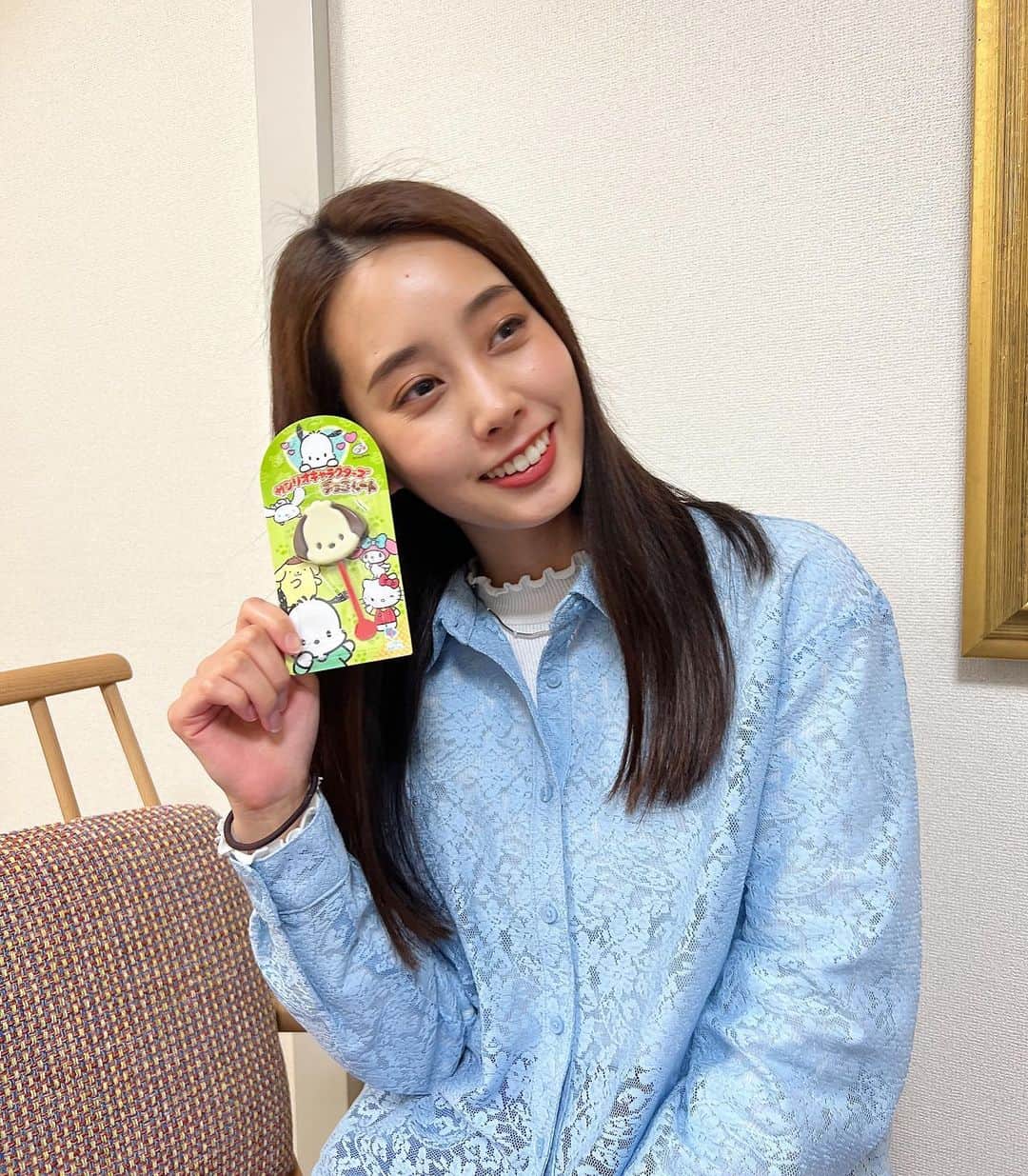 のインスタグラム：「photo by マネージャー🐱 . . オーディション終わりに事務所！仕事で使う写真や動画の撮影と、その他諸々。メインはおしゃべり🫶🏻 . . サンリオの棒付きチョコレート、可愛くて買っちゃった🐩美味しい . . #サンリオ」