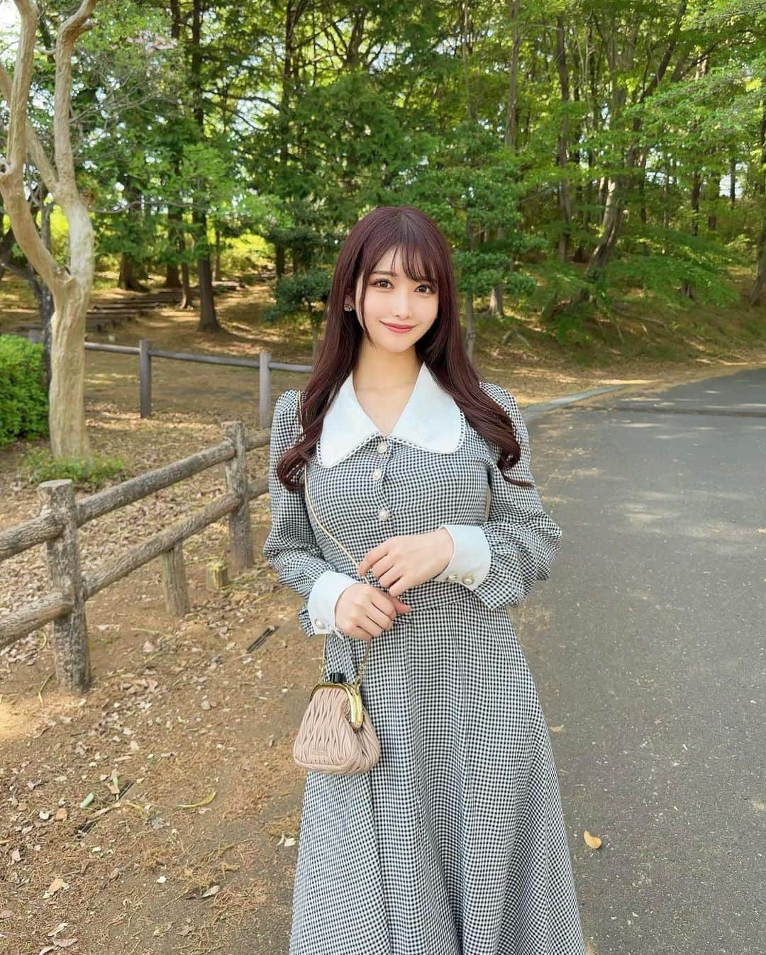 のインスタグラム：「. @style_knot_official のワンピース🤍 . 大きめの襟と、パール調のボタンがポイントでかわいいっ！🤍 こういうロングワンピースって一枚あると 色んなシーンで着れるからとっても便利☺️✨ . . #ワンピース#ドレス#ギンガムチェック#スタイルノット#styleknot#dress#onepiece」