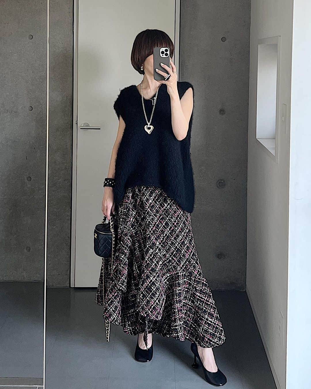chieko6さんのインスタグラム写真 - (chieko6Instagram)「テンションの上がる服♡ スタコの新作、ホントすごいよ。 ツイードのヒラヒララップスカート。 生地のかわいさ、デザインの魅力、歩いた時の動き。 めちゃくちゃいい。サイコーや😩 @490930tanaka  ————————————  𝗖𝗛𝗜𝗘𝗞𝗢⁺shop open 4/29sat21:00 smiley ringも再入荷♡  @chieko_official  @chieko_luxe」4月27日 18時54分 - chieko6