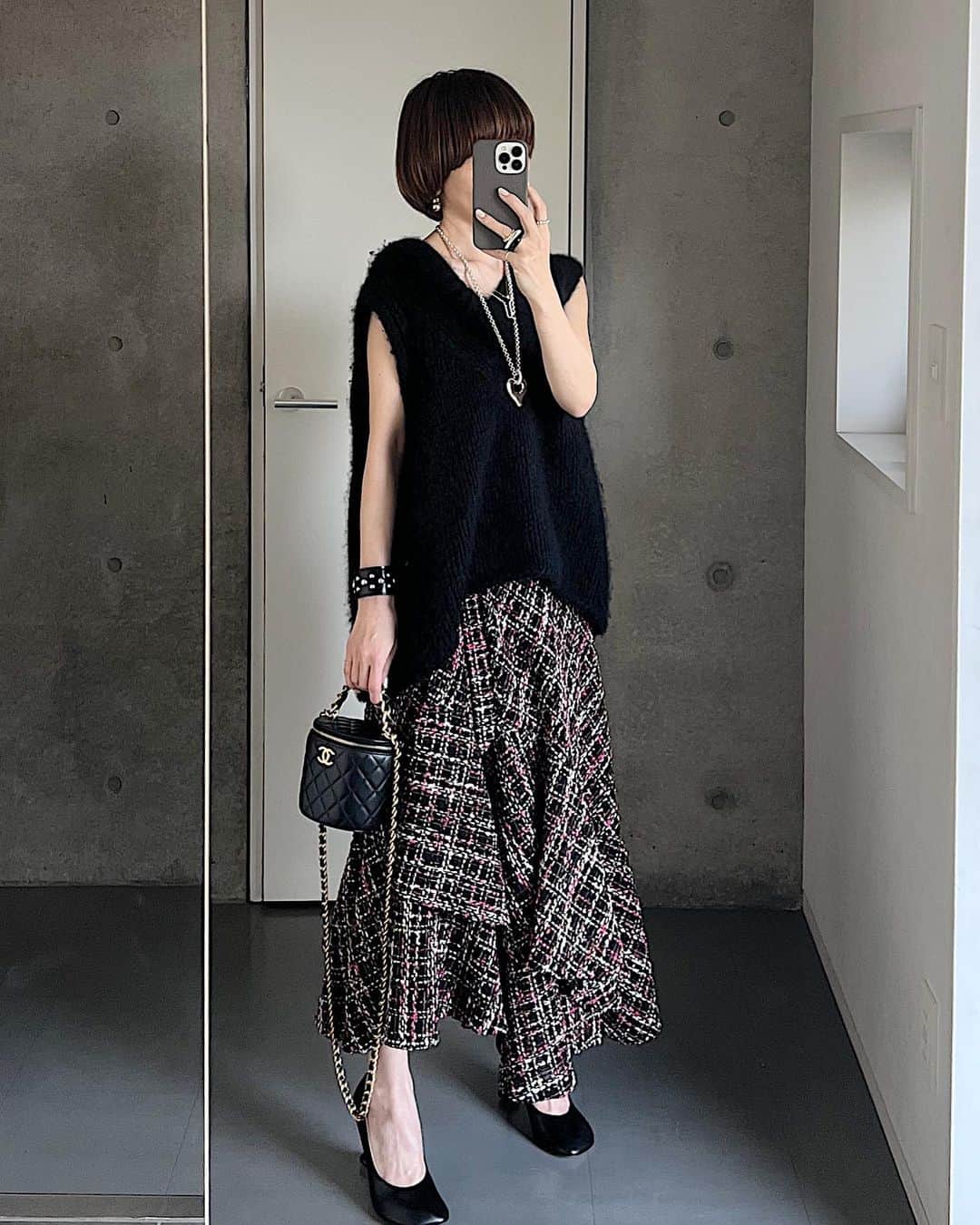 chieko6さんのインスタグラム写真 - (chieko6Instagram)「テンションの上がる服♡ スタコの新作、ホントすごいよ。 ツイードのヒラヒララップスカート。 生地のかわいさ、デザインの魅力、歩いた時の動き。 めちゃくちゃいい。サイコーや😩 @490930tanaka  ————————————  𝗖𝗛𝗜𝗘𝗞𝗢⁺shop open 4/29sat21:00 smiley ringも再入荷♡  @chieko_official  @chieko_luxe」4月27日 18時54分 - chieko6