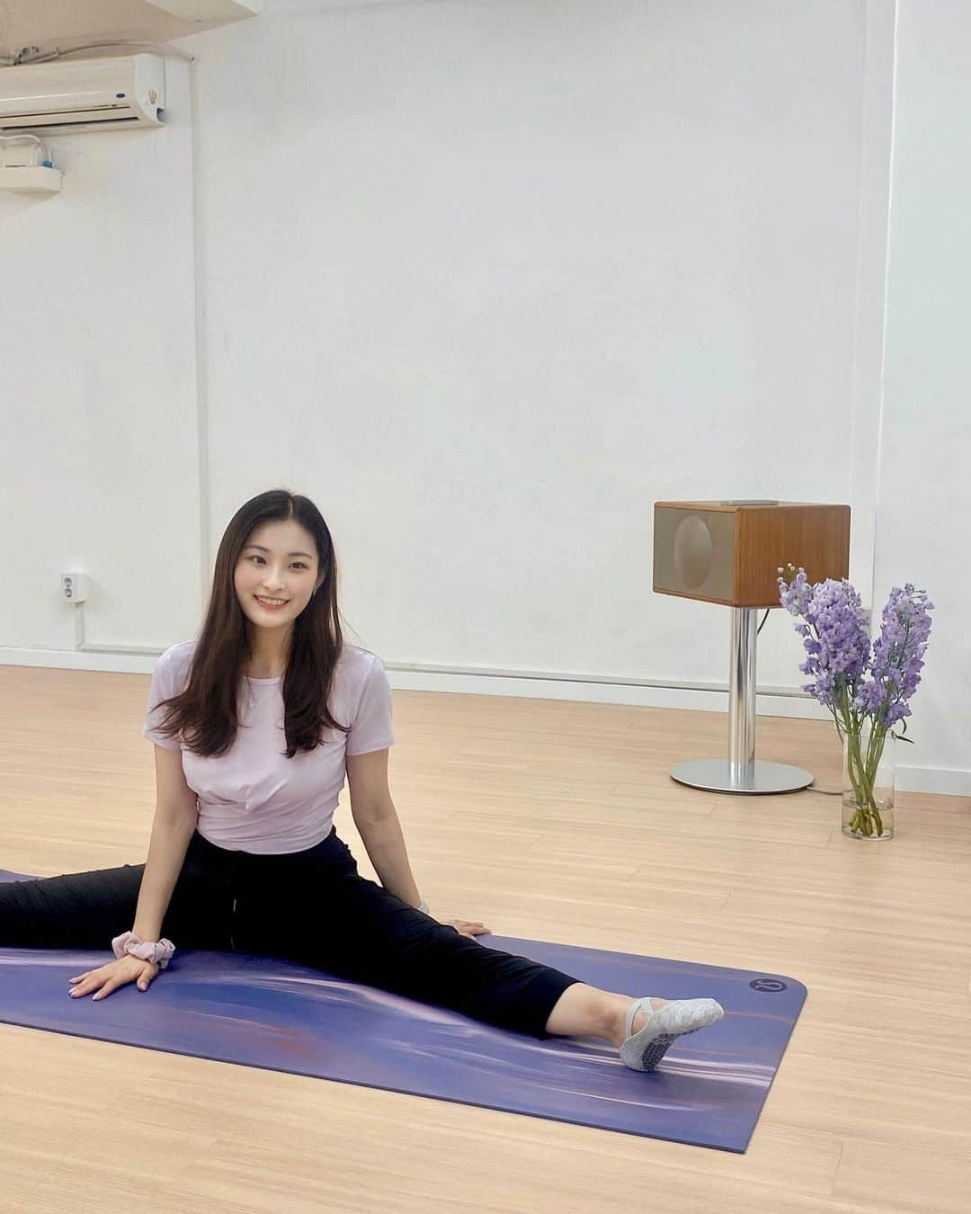 イ・ホジュンのインスタグラム：「Pilates💜  오랜만에 작은 움직임과 호흡에 온전히 집중할 수 있었던 시간!  예나쌤 @kwon.yena 수업도 정말 좋다아〰️👍🏻!! 열심히 해야지 >__<  #필라테스 #스튜디오숨 #피겨 #동생들」