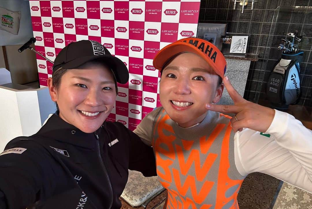 成田美寿々さんのインスタグラム写真 - (成田美寿々Instagram)「KURE×LADYGO CUP2023~Let's Move 30's~ 第二回大会にルーキー？！として出場させて頂きました！  大会を開催するに際しご尽力いただきました 呉工業様、 @ladygo.golf  のスタッフの皆様 取手国際カントリークラブ様 ボランティアの皆様 そして選手として開催側としても 発起人となり奮闘してくれた @chiearimura  ちえさん @haraerina_official  原さん 本当にありがとうございました！ このような素敵な大会に出場することができ 感謝でいっぱいです！  女性として子育てや育児、 歳を重ねていくごとに変わる体の変化と闘いながらキャリアを重ねていく難しさ。 ゴルフを通してそれを伝えていく 尊敬する先輩たちの背中を見て ゴルフという競技の素晴らしさを改めて実感した大会でした。 優勝した 佐藤靖子さん 西山ゆかりさん 本当におめでとうございました✨✨ 2人の感動するスピーチに皆涙しました…😭  そして一緒に組んでくれた @harukakudo1118  はるか！ 役に立てなくてごめんよ😂 でも高校生ぶりにチームとして戦えて 本当に楽しかった！ はるかのダイナミックなゴルフをもっともっと皆様に見て欲しいなと思った成田でございました🫡  また出場させてもらいたいなと強く思った 素晴らしいコンセプト、雰囲気の大会でした！ オファーお待ちしています！笑  大会に出場した先輩方。 そして解説してくれた　 @keiko_sasaki_11  プロも本当にお疲れ様でした！！  #呉工業 #KURE #KURE556 #ladygocup #ladygo @ladygo.golf」4月27日 18時54分 - misuzunarita