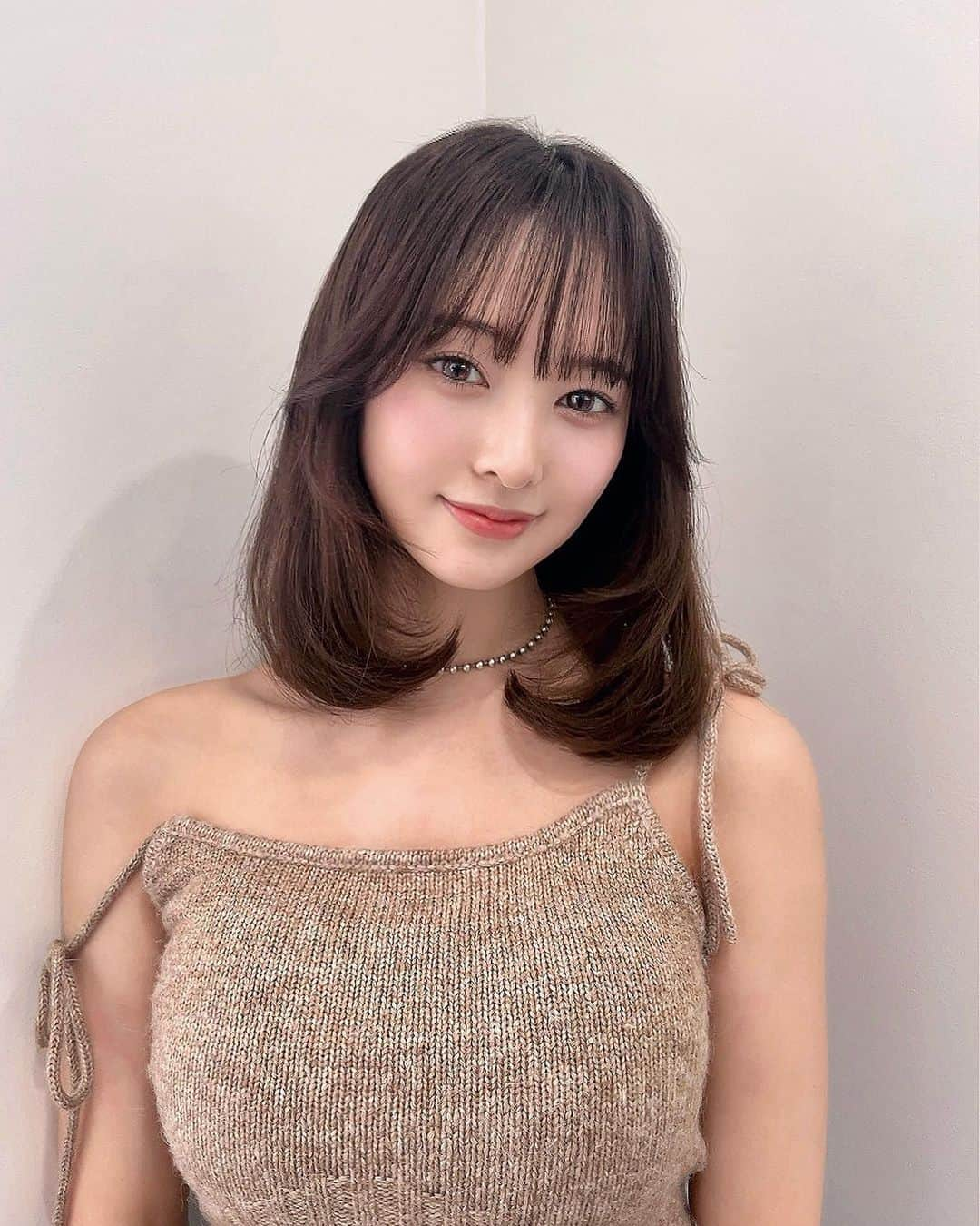 兒玉遥のインスタグラム：「ヘアメンテしてきました💇‍♀️  32mm以上のコテで毛先を内にワンカールするだけで簡単にセットが完了する鎖骨ミディに♡  天才。 @tobiayatobi さんに毎回お願いしてます🫧  めんどくさがりの私がここまで伸ばせたのも 飛田さんのおかげです。  来月から稽古期間で撮影が少なめなので カラーはお休みして髪質改善トリートメントのみ！  毎日のケアもがんばるぞ🖤  #ボブ #鎖骨ミディ #韓国ヘア #骨格似合わせカット #ロブヘア」