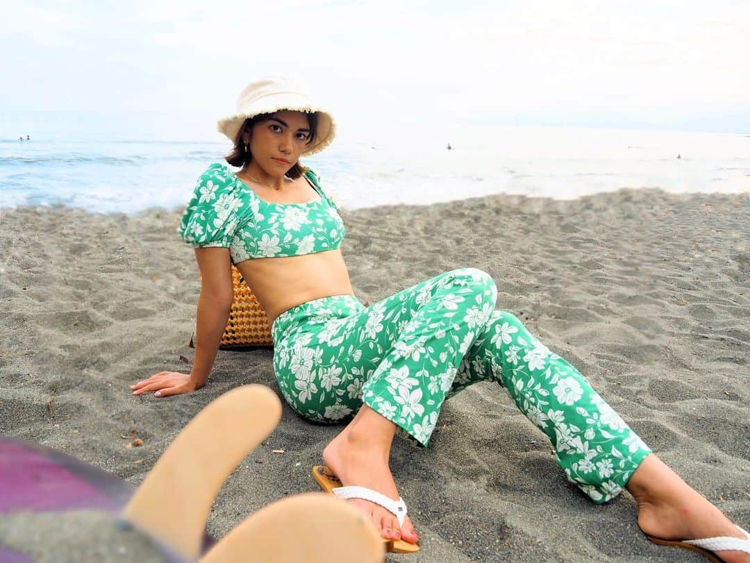 BillabongWomensJapanのインスタグラム：「フラワープリントのパフスリーブビキニは、同柄のパンツと合わせてビーチでのチルやフェスなどに」
