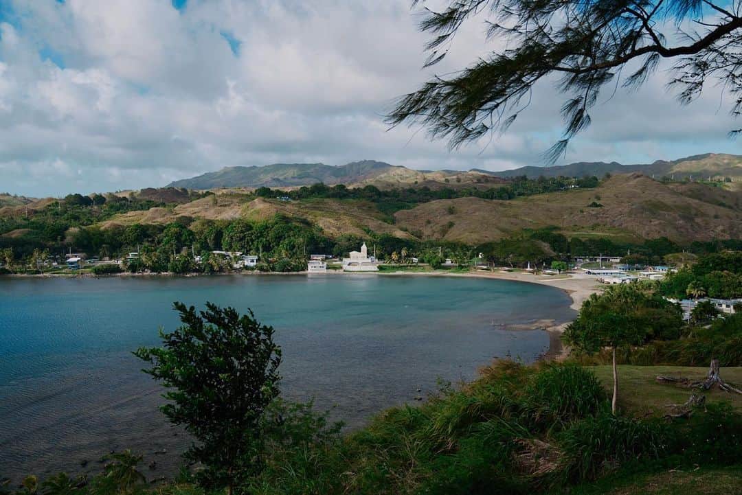 グアム政府観光局さんのインスタグラム写真 - (グアム政府観光局Instagram)「ウマタック湾を守るように大砲が置かれていた、歴史的な史跡「ソレダッド砦」。  ドライブの途中にぜひ立ち寄りたい、絶景のスポットとなっています。  白いマゼラン上陸碑も見ることができ、グアムの歴史も感じられるスポットです。  #hereweguam #Guam #グアム #insta #weekend #instagood #instaphoto #旅行 #海外旅行 #instagram  #遺跡 #史跡 #海外遺跡 #絶景スポット #観光スポット #海外観光」4月27日 19時05分 - visitguam_jp