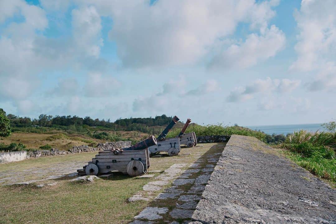 グアム政府観光局さんのインスタグラム写真 - (グアム政府観光局Instagram)「ウマタック湾を守るように大砲が置かれていた、歴史的な史跡「ソレダッド砦」。  ドライブの途中にぜひ立ち寄りたい、絶景のスポットとなっています。  白いマゼラン上陸碑も見ることができ、グアムの歴史も感じられるスポットです。  #hereweguam #Guam #グアム #insta #weekend #instagood #instaphoto #旅行 #海外旅行 #instagram  #遺跡 #史跡 #海外遺跡 #絶景スポット #観光スポット #海外観光」4月27日 19時05分 - visitguam_jp