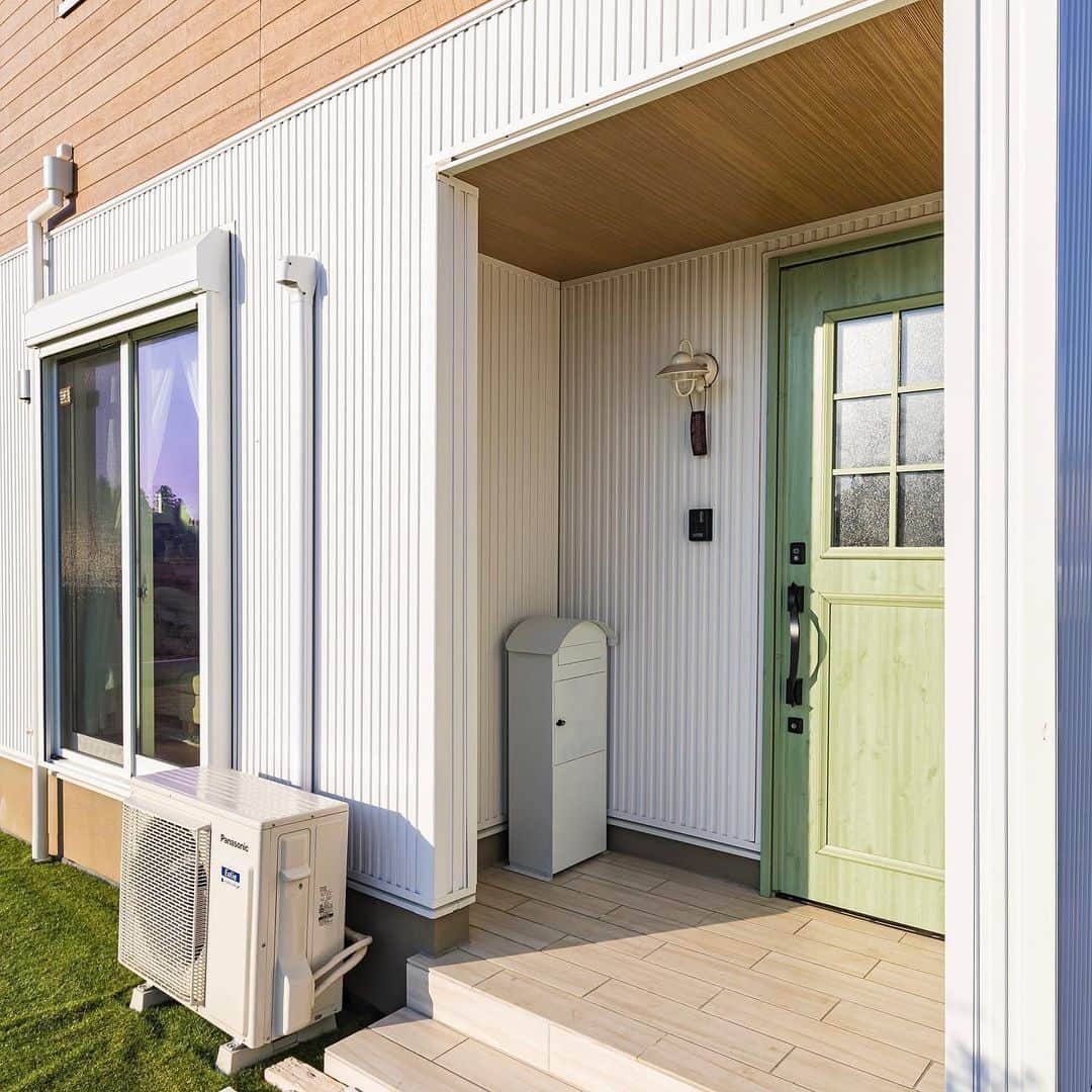 suzukuri さんのインスタグラム写真 - (suzukuri Instagram)「【Viento施工事例：S様】 青空に映える白い外観。ナチュラルオークの外壁とピスタチオグリーンのドアを合わせ、周りの自然とも馴染むデザインのS様邸。  日当たり抜群の室内も、機能的かつ開放的で、清潔感のある気持ちの良い空間が続きます。  ２階の広々としたフリースペースは、天井収納型の物干しも設置し、雨の日の洗濯問題も解消。物干しを収納して筋トレスペースとしても使用する大活躍のスペースです。 隣の奥行きのあるバルコニーも、S様お気に入りの最高の日向ぼっこスペース。  心地よさを大切にした家づくり。 こんな家を作りたい！と思ったら、「いいね」で教えてください♪  ▶Vientoの詳細・資料請求はプロフィールリンクから。⁠ →@suzukuri.official」4月27日 19時05分 - suzukuri.official