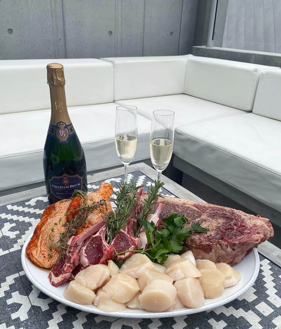 MI-MIのインスタグラム：「六本木にある ROPPONGI AIRへ🍾🥂🥩  先日BBQをしてきました🥰 3時間のスタンダードコースを堪能したよ🫶  ビルの屋上でお昼からお酒飲んでBBQできるだけでなく 下の階にはカラオケ付きルームもあって みんなでワイワイ楽しめちゃうよ🙆‍♀️  東京都港区六本木4-4-8エトワール六本木4F・5F  PR @roppongi_air #六本木BBQ #貸切BBQ #六本木バーベキュー #港区BBQ #東京バーベキュー #roppongiair #東京BBQ #六本木ディナー #昼飲み #六本木グルメ #miia #miiaコーデ」