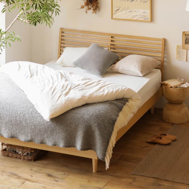 Re:CENO（リセノ）さんのインスタグラム写真 - (Re:CENO（リセノ）Instagram)「【おすすめアイテム】品良くまとめたい寝室におすすめな木製ベッド「NOANA」 ・ ----------------------------------------  無垢アッシュ材の美しいフレームで、 品の良いベッドルームに。  ----------------------------------------  NOANAベッドの大きな魅力は、  ・癖のないデザインで、 　飽きずに長く使い続けられること。  ・角を減らし曲線を用いることで、 　柔らかく品のあるデザインであること。  です。  布団があることでほとんどが隠れてしまう ベッドのデザインは、ヘッドボードの印象が重要。  格子のデザインは、お部屋のアクセントになりながら、 抜け感があるので重くなりすぎません。  そして、細かい部分の工夫として 格子の角には曲線を配しているので 優しい雰囲気が加わり、 品の良い印象に仕上がっています。  そんなNOANAは、  ・お部屋を「綺麗め」「上品」に仕上げたい方 ・柔らかい雰囲気をお部屋に取り入れたい方  にとても人気なベッドです。  ----------------------------------------  ● 新生活キャンペーン、もうすぐ終了（～4/30まで） 　対象商品が、クーポンをご利用で5％OFF！  木製ベッド NOANA／シングルサイズ～ ￥75,800 (税込)　→　￥72,010 (税込)　  ----------------------------------------  #receno #bed #naturalvintage #リセノ #ナチュラルヴィンテージ #センスのいらないインテリア #ベッド #木製ベッド #NOANAベッド #寝室 #ヘッド付きベッド #寝室インテリア #インテリアショップ」4月27日 19時00分 - receno.interior
