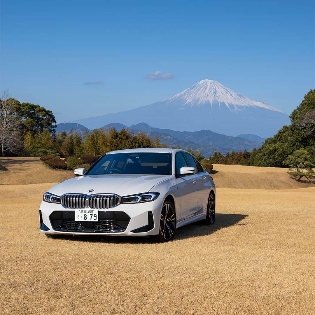 BMW Japanさんのインスタグラム写真 - (BMW JapanInstagram)「BMW 3シリーズ セダン かつてないスポーツの愉悦へ  優れた快適性を実現するパワフルなエンジンと、完璧に調整されたサスペンション・システムで俊敏な走行特性を発揮。  コンパクトでスポーティなエクステリアに、操作系を最小限に抑えたクリーンでモダンなインテリア。3シリーズ セダンの卓越したドライビング・ダイナミクスと、運転を多角的にサポートする革新的な機能で、忘れがたいドライビング体験を。  5月31日（水）まで、BMW 3シリーズ試乗体験キャンペーン実施中。 静岡、兵庫、石川のプレミアムな3つのプランから、新たな発見を得る旅をお愉しみください。  詳細は @bmwjapan アカウントトップのURLからチェック。  ※特別な許可を得て撮影しています。  #BMW #駆けぬける歓び #BMWjapan #BMW3series #BMW3 #THE3 #Sedan #BMWlife #BMWlifestyle #BMWfamily #BMWdaily #BMWphoto #BMWのある暮らし #旅行 #travel #drive」4月27日 19時00分 - bmwjapan