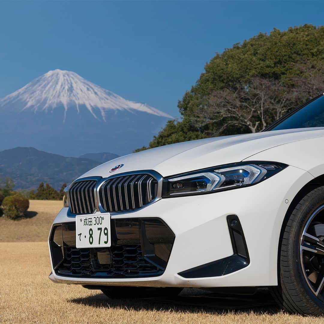 BMW Japanさんのインスタグラム写真 - (BMW JapanInstagram)「BMW 3シリーズ セダン かつてないスポーツの愉悦へ  優れた快適性を実現するパワフルなエンジンと、完璧に調整されたサスペンション・システムで俊敏な走行特性を発揮。  コンパクトでスポーティなエクステリアに、操作系を最小限に抑えたクリーンでモダンなインテリア。3シリーズ セダンの卓越したドライビング・ダイナミクスと、運転を多角的にサポートする革新的な機能で、忘れがたいドライビング体験を。  5月31日（水）まで、BMW 3シリーズ試乗体験キャンペーン実施中。 静岡、兵庫、石川のプレミアムな3つのプランから、新たな発見を得る旅をお愉しみください。  詳細は @bmwjapan アカウントトップのURLからチェック。  ※特別な許可を得て撮影しています。  #BMW #駆けぬける歓び #BMWjapan #BMW3series #BMW3 #THE3 #Sedan #BMWlife #BMWlifestyle #BMWfamily #BMWdaily #BMWphoto #BMWのある暮らし #旅行 #travel #drive」4月27日 19時00分 - bmwjapan