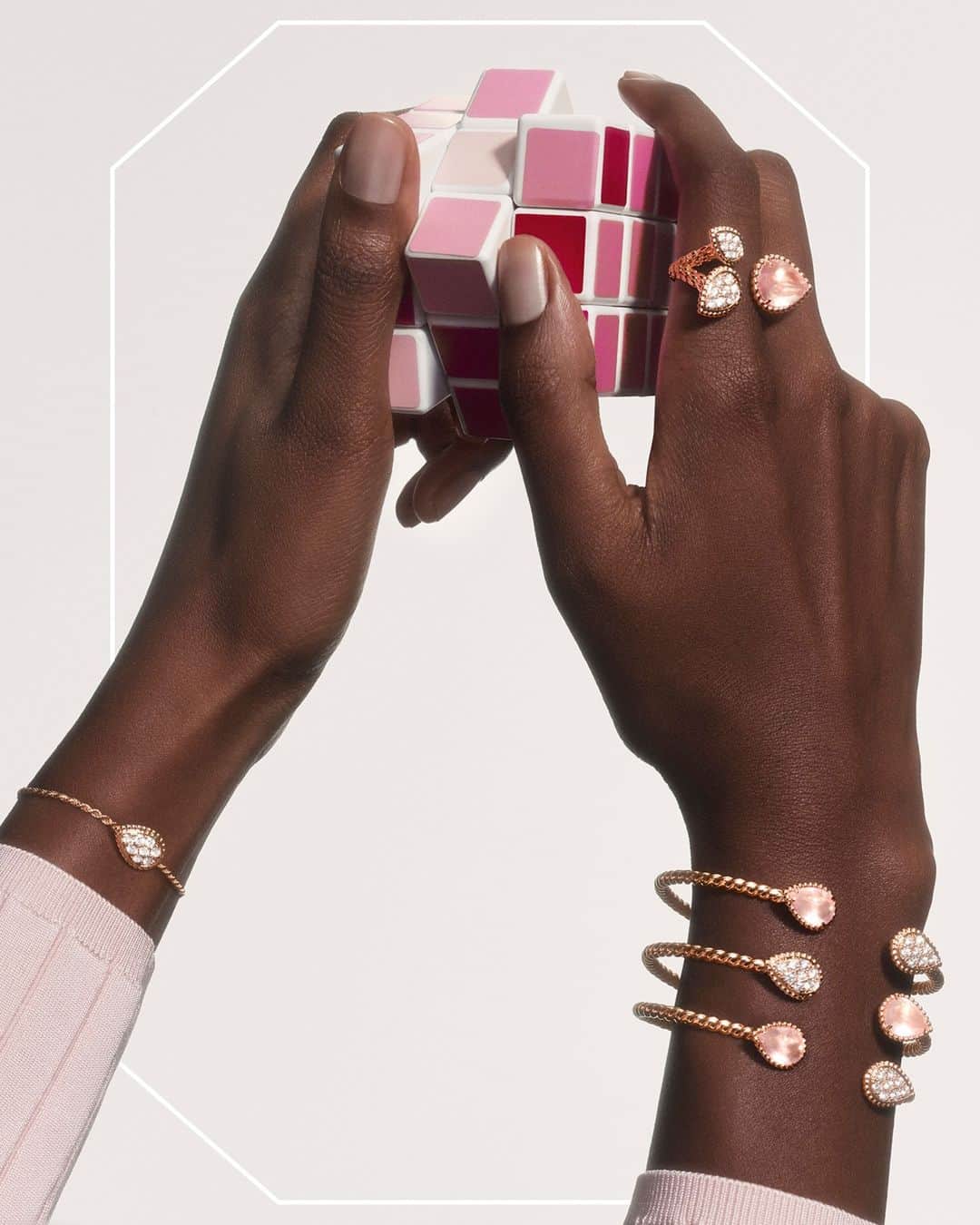 ブシュロンのインスタグラム：「Play it pink. Give it a twist and see the bright side with new Serpent Bohème Pink Quartz. ⁣ ⁣ #BasicnotBasic⁣ #SerpentBohème」