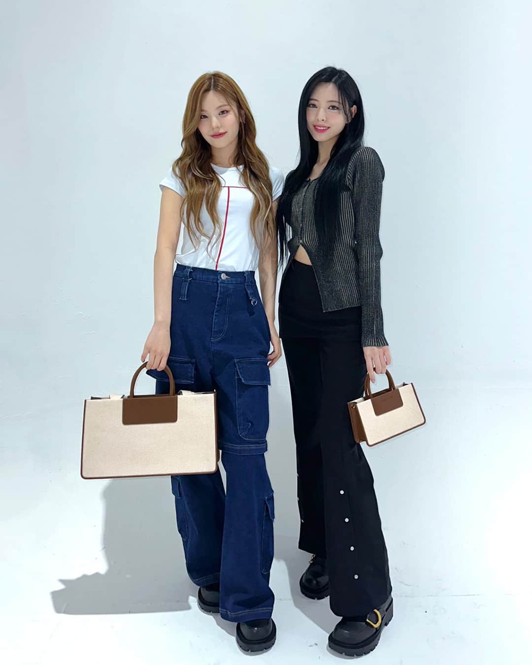 CHARLES & KEITHさんのインスタグラム写真 - (CHARLES & KEITHInstagram)「The Astra canvas tote bag is the quintessential do-it-all carrier while its mini iteration is perfect for travelling light. Pick one, or double up with both!  @itzy.all.in.us  Click on the link in bio to shop the Summer 2023 #ITZMINE Collection.  #ITZYxCharlesKeith #CharlesKeithSS23 #CharlesKeithOfficial」4月27日 19時00分 - charleskeithofficial