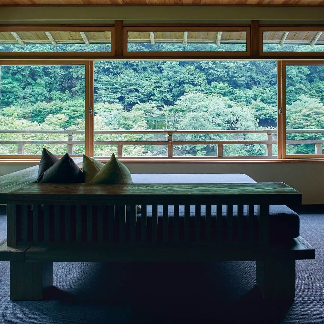 星野リゾートさんのインスタグラム写真 - (星野リゾートInstagram)「【新緑の嵐山を画のように愛でる客室🍃】 📍星のや京都 - HOSHINOYA Kyoto  桜の季節が過ぎ、新緑の季節がやってきました。 春の日差しを浴びて輝く若葉はとても美しく、見ていて飽きることがありません。 客室では額縁のような窓に切り取られた景色をお楽しみいただけます。  #HoshinoResorts #星野リゾート #hoshinoya #星のや #リゾートホテル #ご褒美旅行 #hoshinoyaKyoto #星のや京都 #京都 #嵐山 #京都ホテル #京都旅館 #京都旅行 #kyototrip #おこもり宿 #新緑」4月27日 19時00分 - hoshinoresorts.official