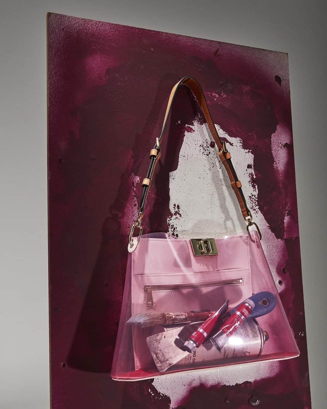 フルラのインスタグラム：「A touch of pink from the 90s with Furla Fleur.  As seen on @marieclaireitalia  Giulia Foroni (@forhaus) Photo: Nicola Galli (@nicola_galli.studio)   #FurlaSS23 #Furla」