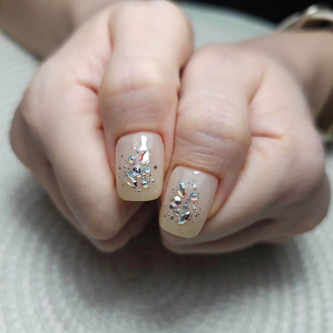 Yingのインスタグラム：「Base colour: Ruyigel #303 Glitter: PREMDOLL MUSE G674  SHOP: @nailwonderlandsg www.nailwonderland.com」