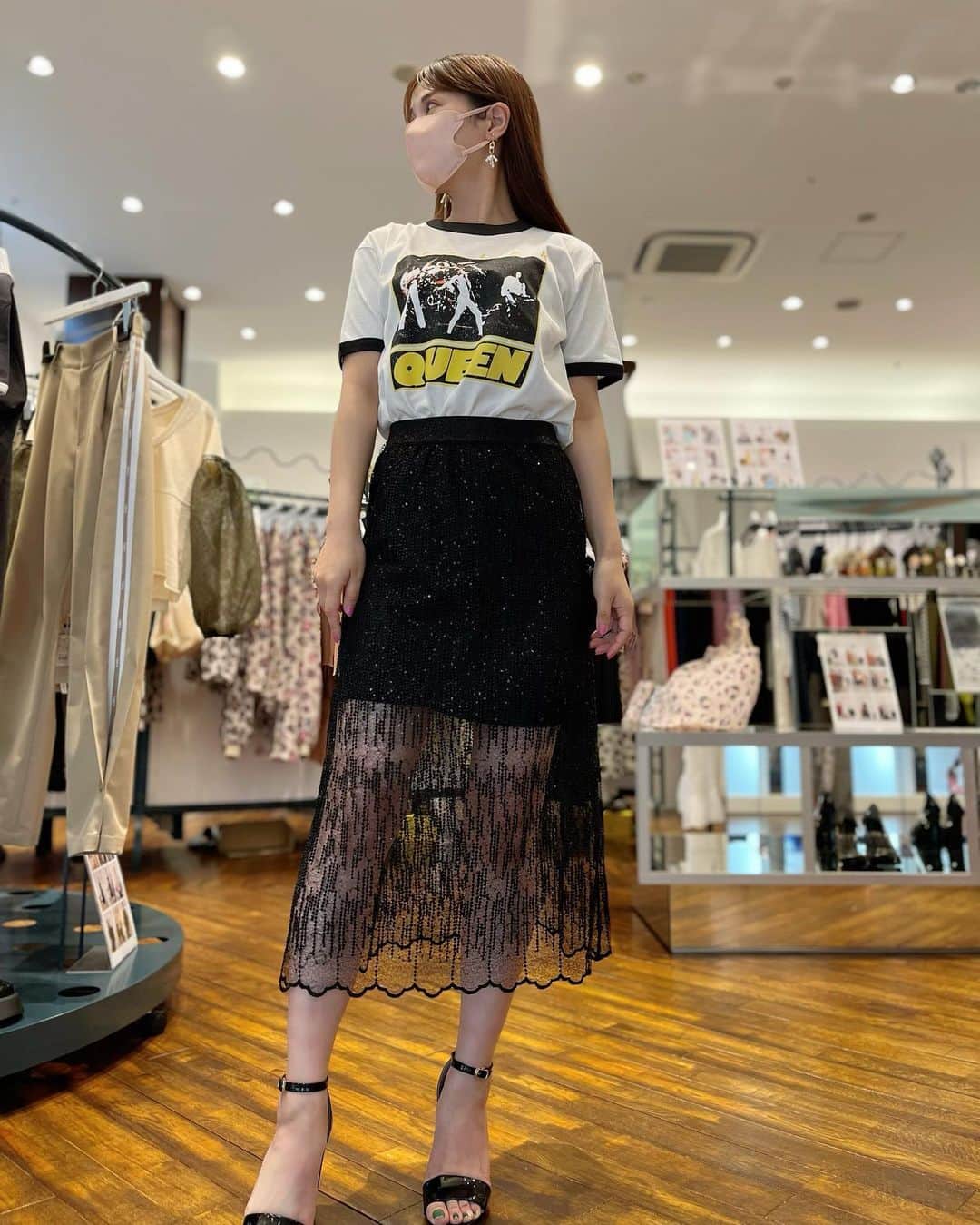 新谷美奈のインスタグラム：「. ⁡ 大人気のQUEENリンガーT×スパンコールスカート🎸🎙️ ⁡ 80's風のレトロなムードを楽しめるリンガーTは 今季絶対おさえたいアイテム💛 しかもだいすきなQUEENときたら これはもう、買うしかないよね🥹 4DXで観たボヘミアンラプソディは LIVE AIDの会場にいるかのような臨場感だったなー🎞️🥹 あの時ダウンロードしたサントラをまた聴いてる🎧☺️ ⁡ T-shirt ¥8,800 tax in skirt ¥28,600 tax in /COEL ⁡ 📢ゆめカード5回無金利開催中 ⁡ #COEL#コエル#セレクトショップ#selectshop」