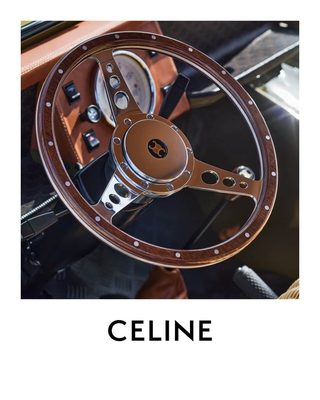 Celineさんのインスタグラム写真 - (CelineInstagram)「LA COLLECTION DE SAINT-TROPEZ CELINE PRINTEMPS-ETÉ 2023  SAINT-TROPEZ AND HEDI SLIMANE’S FRENCH RIVIERA CYCLE.  UPON ARRIVING AT CELINE IN 2018, HEDI SLIMANE LEFT CALIFORNIA WHERE HE LIVED FOR 10 YEARS AND SETTLED IN SAINT-TROPEZ.   LA COLLECTION DE SAINT TROPEZ CAMPAIGN WAS SHOT ALONG THE FRENCH RIVIERA COASTLINE. FOR THIS OCCASION, CELINE CUSTOMIZED A VINTAGE MINI MOKE VEHICLE. THE SMALL SUMMER BEACH CONVERTIBLE CAR ORIGINALLY DESIGNED FOR MILITARY PURPOSES, FIRST APPEARED IN 1964 AND QUICKLY BECAME A SYMBOL OF FREEDOM AND PLEASURE IN MANY SEASIDE TOWNS, ESPECIALLY IN SAINT-TROPEZ WHERE THE CAR WAS FAMOUSLY DRIVEN BY FRENCH ACTRESS AND MYTH BRIGITTE BARDOT.   FOR THIS SPECIAL PROJECT, THE CAR HAS BEEN CUSTOMIZED WITH A TRIOMPHE WOODEN STEERING WHEEL, A TRIOMPHE CANVAS HOOD AND DASHBOARD FEATURING TAN LEATHER ELEMENTS, WICKER SEATS AND SPARE WHEEL PROTECTION. A GOLDEN TRIOMPHE SIGNATURE APPEARS ON THE WHEELS AND GEAR SHIFT.  @MOKE INTERNATIONAL  @HEDISLIMANE PHOTOGRAPHY SAINT-TROPEZ OCTOBER 2022  #CELINEBYHEDISLIMANE」4月27日 19時01分 - celine