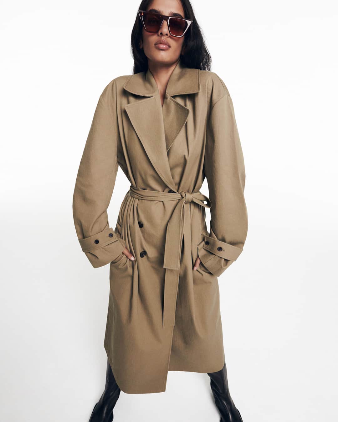 ベック&ブリッジのインスタグラム：「Anjali wears the Natice Trench Coat. The trench coat features notch lapel detail, relaxed drop shoulders, pockets and a removable waist tie.​​​​​​​​​ #becandbridge #embody #newarrivals」