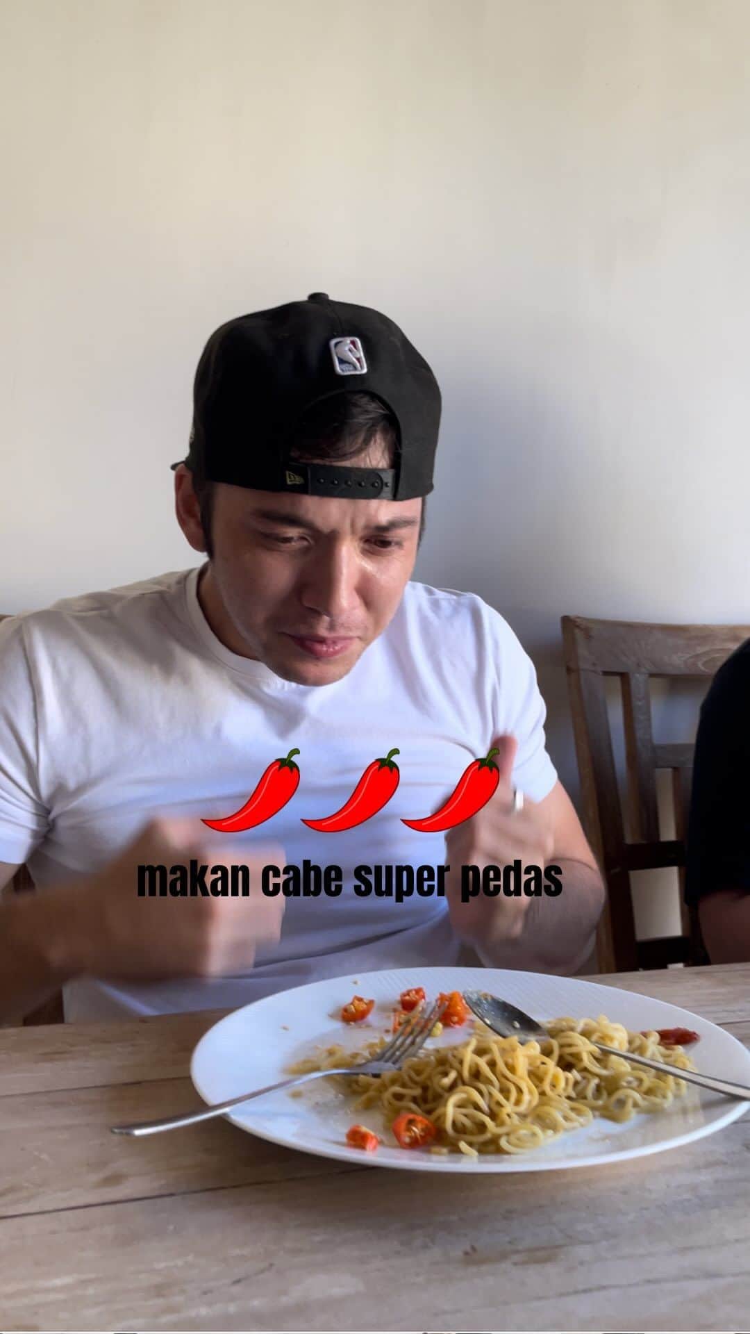 ステファン・ウィリアムのインスタグラム：「pertama kali makan sepedes ini 🔥🔥🔥」