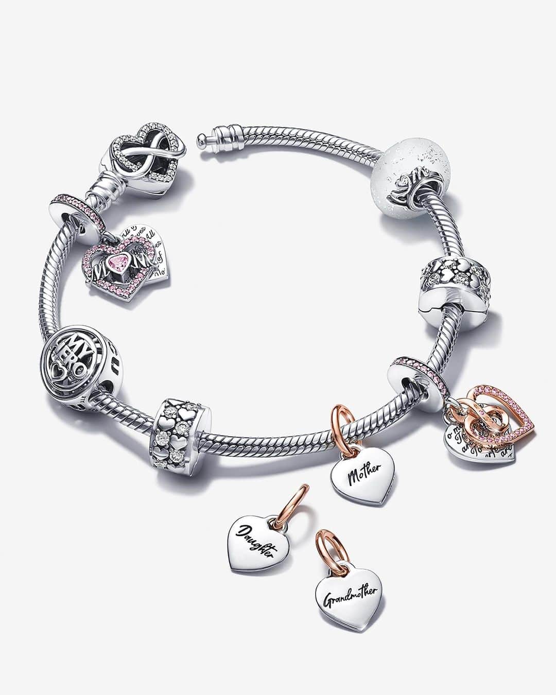 PANDORAさんのインスタグラム写真 - (PANDORAInstagram)「Love through the generations. Find a thoughtful charm for the heart of your family. 🌹 #PandoraMothersDay #PandoraJewellery #PandoraCharms」4月27日 19時02分 - theofficialpandora