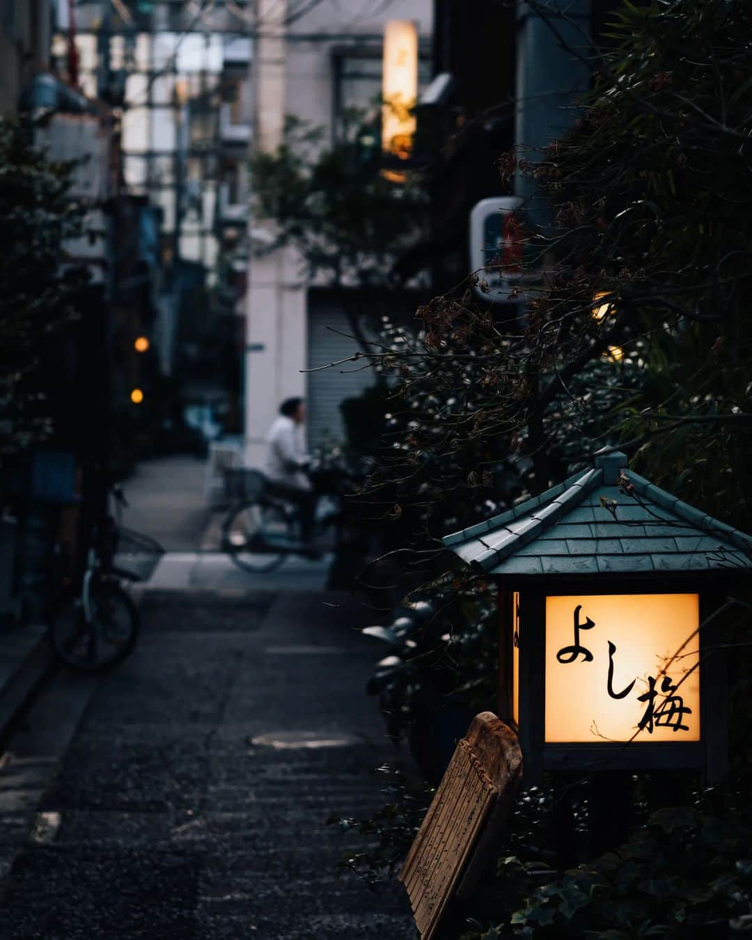 Takashi Yasuiさんのインスタグラム写真 - (Takashi YasuiInstagram)「Tokyo alleyway  #TakashiYasui #SPiCollective #filmic_streets #ASPfeatures #photocinematica #STREETGRAMMERS #street_storytelling #bcncollective #ifyouleave #sublimestreet #streetfinder #timeless_streets #MadeWithLightroom #worldviewmag #hellofrom #mediciism #reco_ig」4月27日 19時14分 - _tuck4
