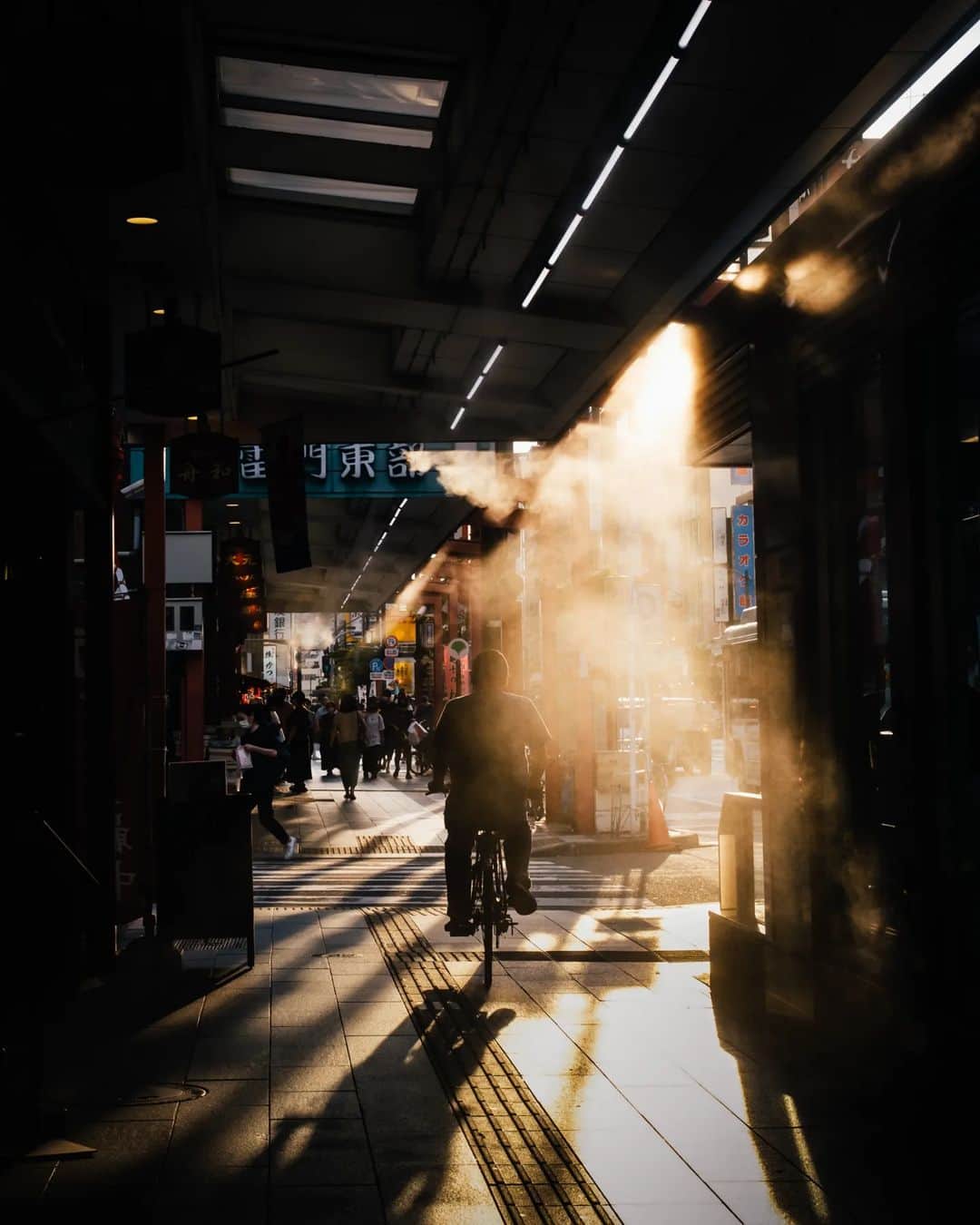Takashi Yasuiさんのインスタグラム写真 - (Takashi YasuiInstagram)「Tokyo alleyway  #TakashiYasui #SPiCollective #filmic_streets #ASPfeatures #photocinematica #STREETGRAMMERS #street_storytelling #bcncollective #ifyouleave #sublimestreet #streetfinder #timeless_streets #MadeWithLightroom #worldviewmag #hellofrom #mediciism #reco_ig」4月27日 19時14分 - _tuck4